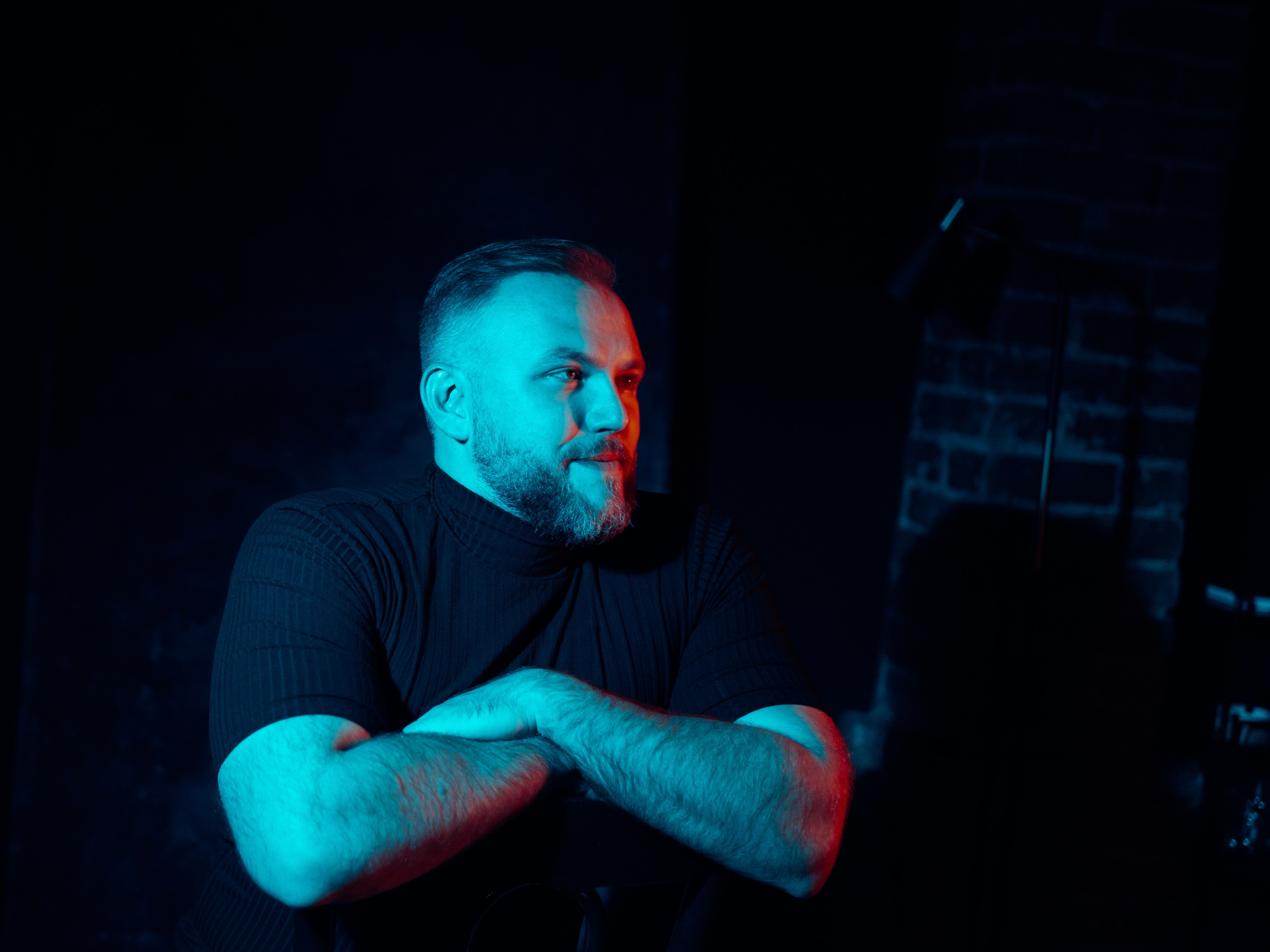 мужской портрет, цветной свет