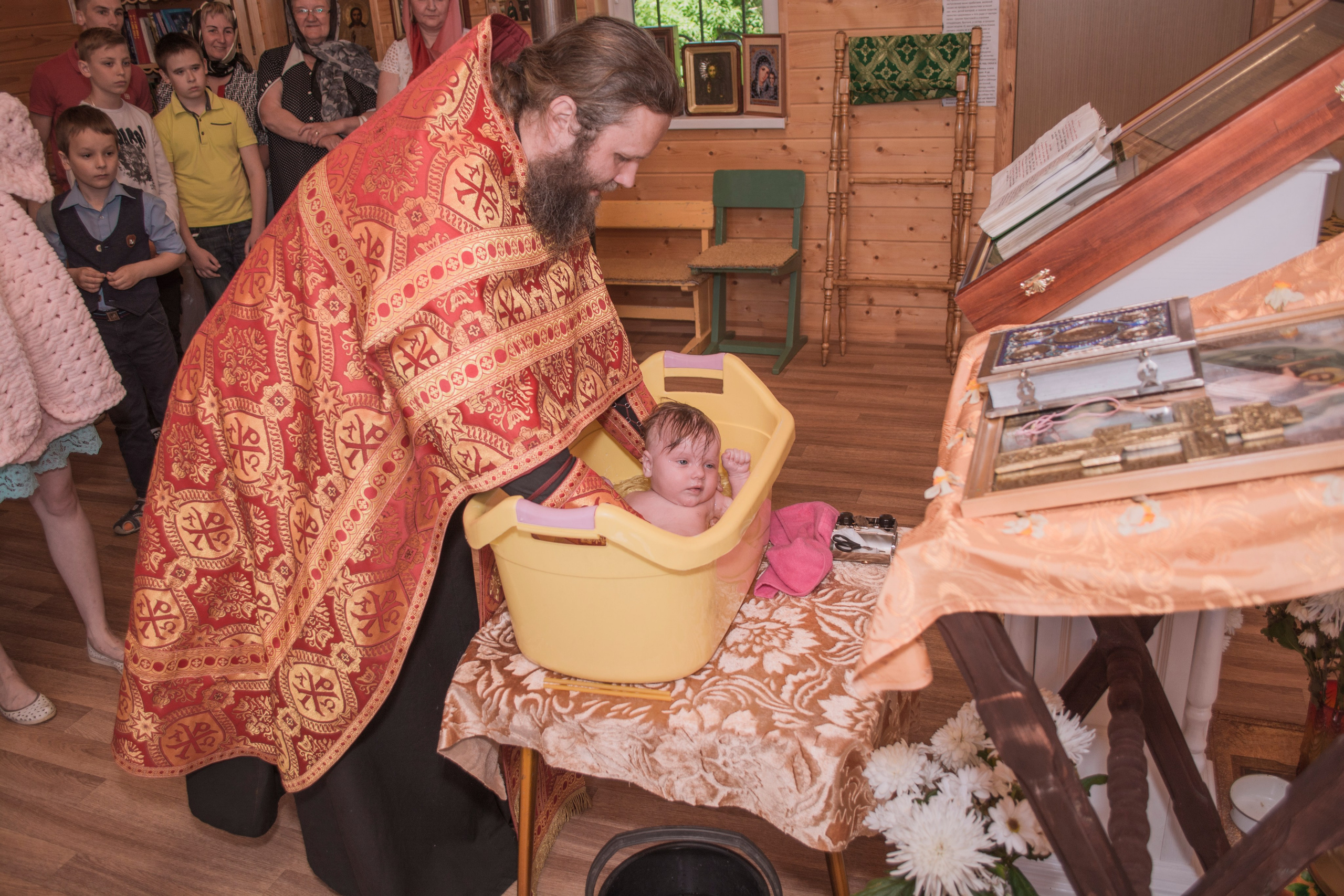 Крещение Василисы в храме Николая Чудотворца в д. Старый погост. Фотограф Евгений Егоров
