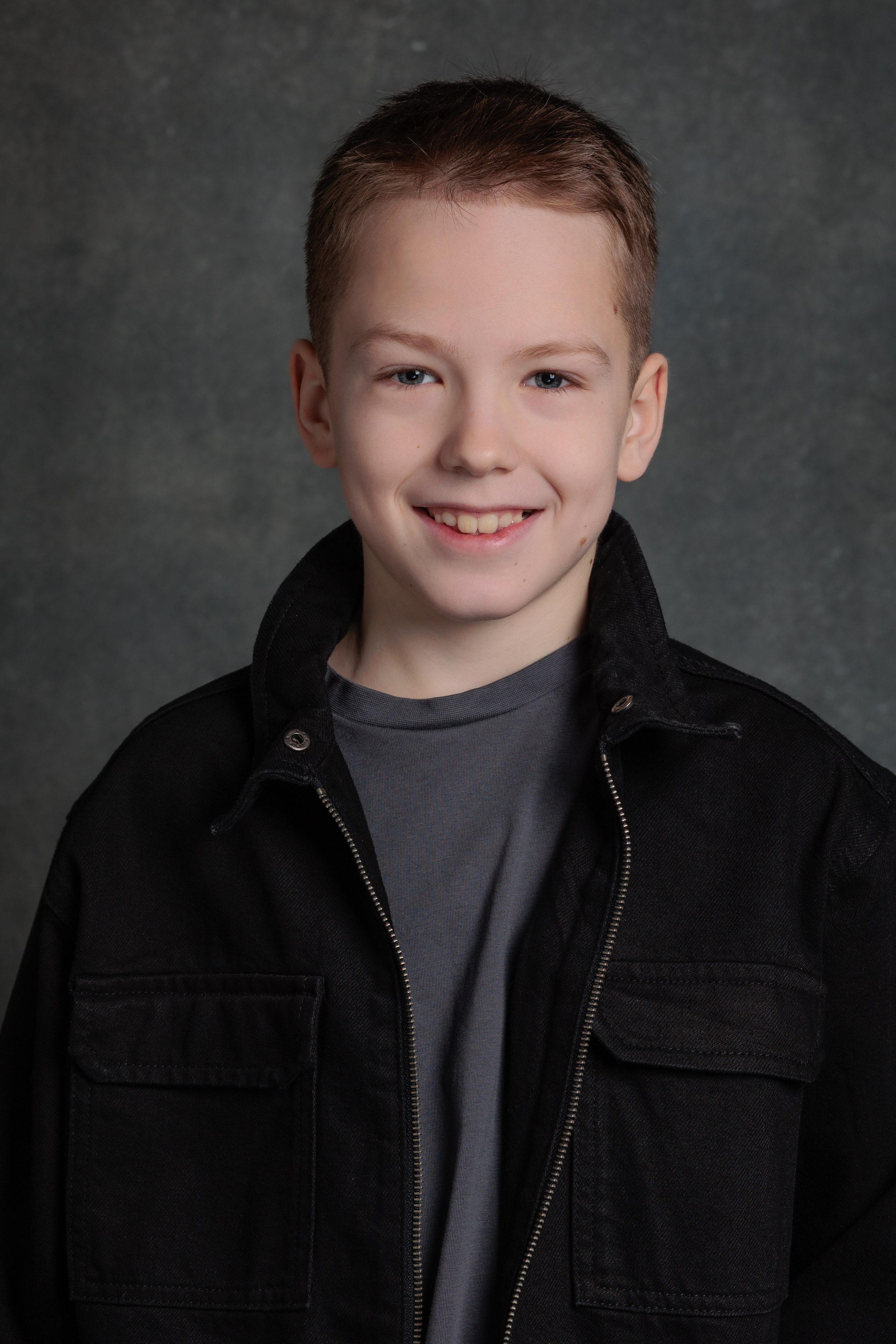 ЛЕВ. Я фотограф из Москвы к Вашим услугам