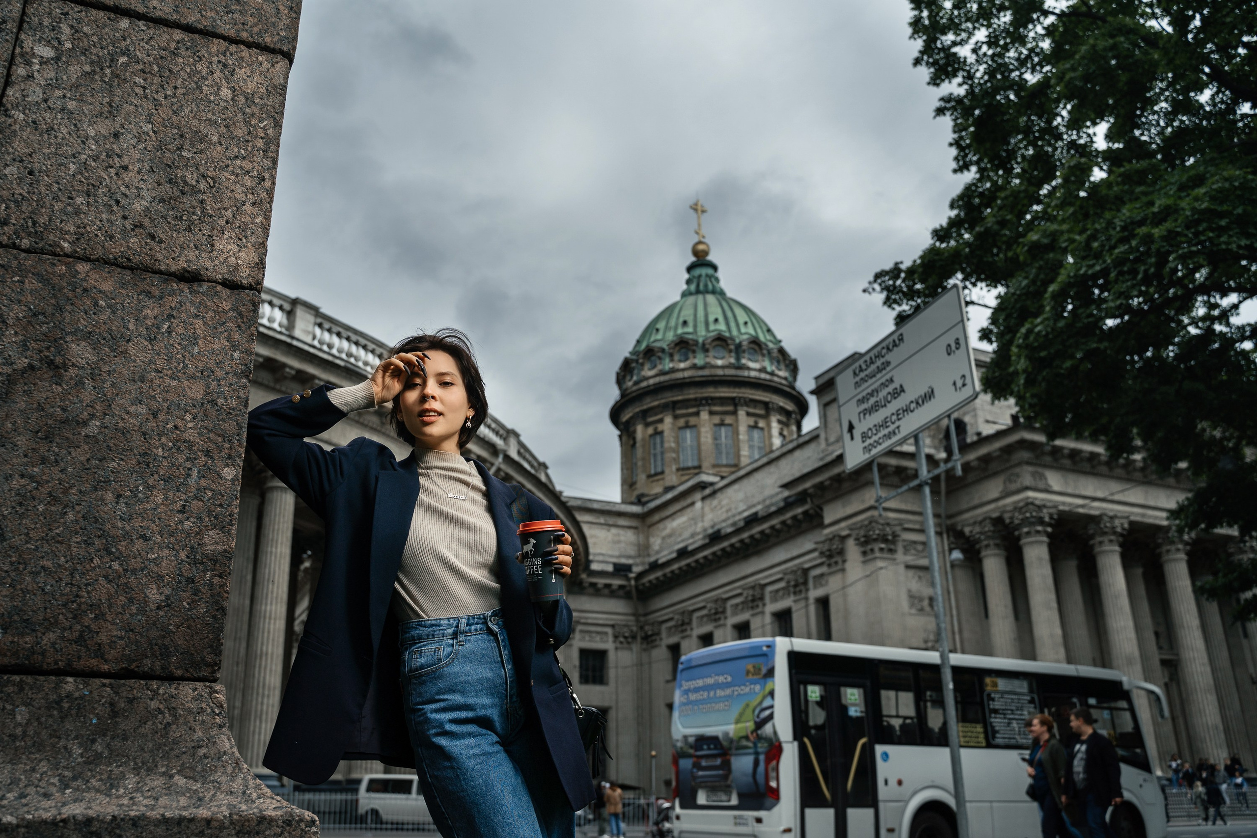 девушка на фоне Исаакиевского собора