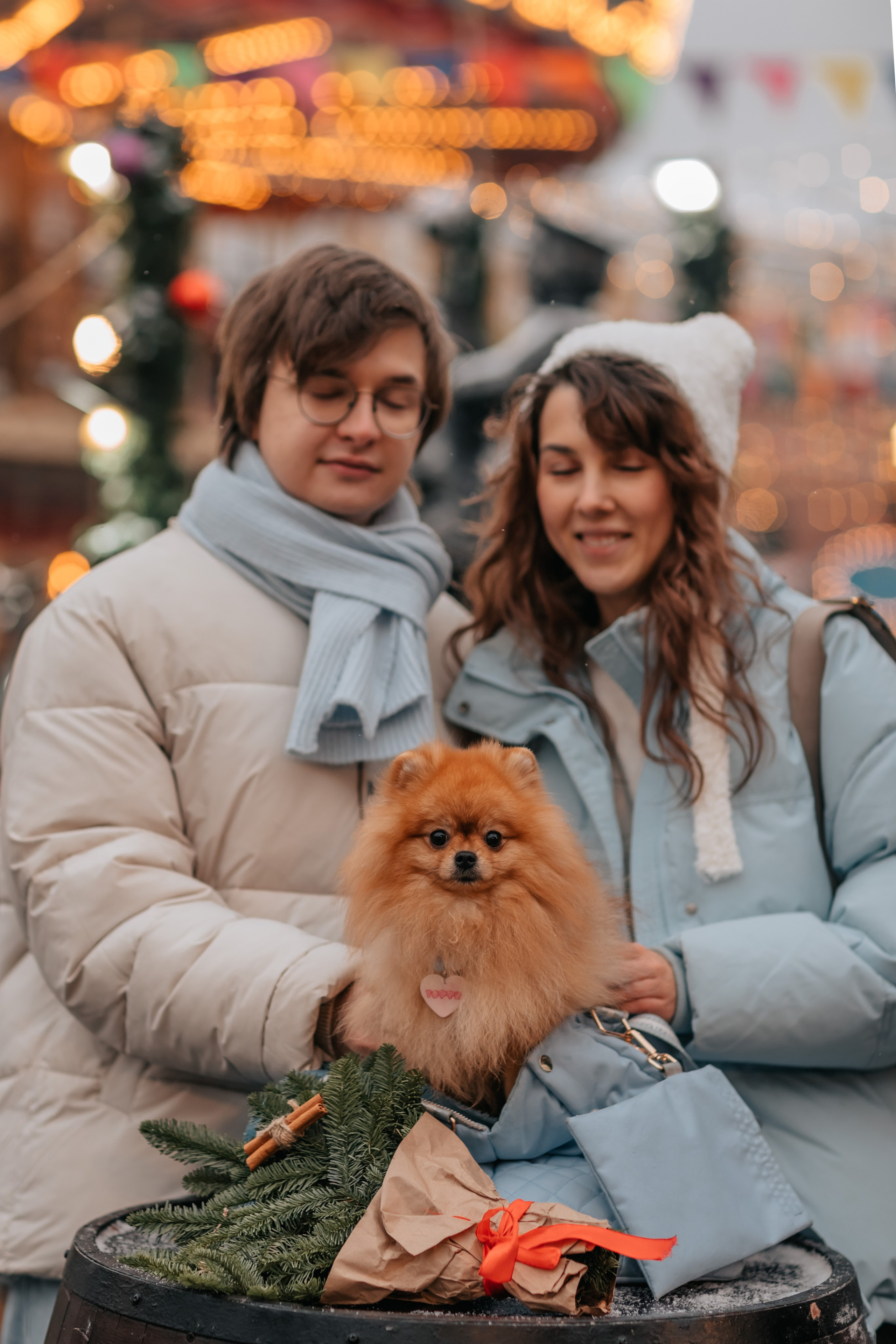 Тоффи и семья на новогодней ярмарке. Семейный фотограф анималист Мария Крючкова