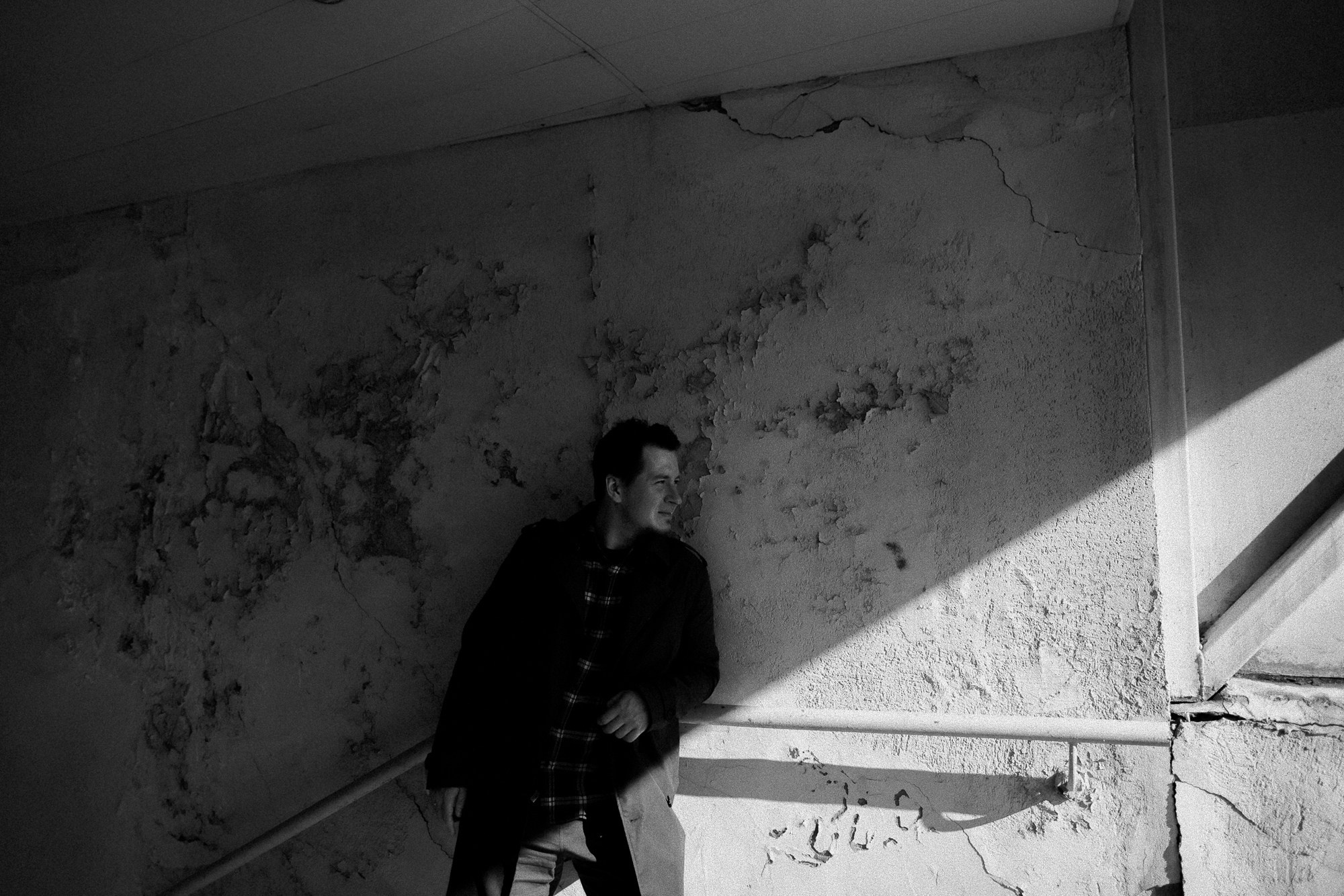 Фотограф Тюмень Дарья Мустафина — Мужская фотосессия на улицах Тюмени. Портретный фотограф Тюмень Дарья Мустафина