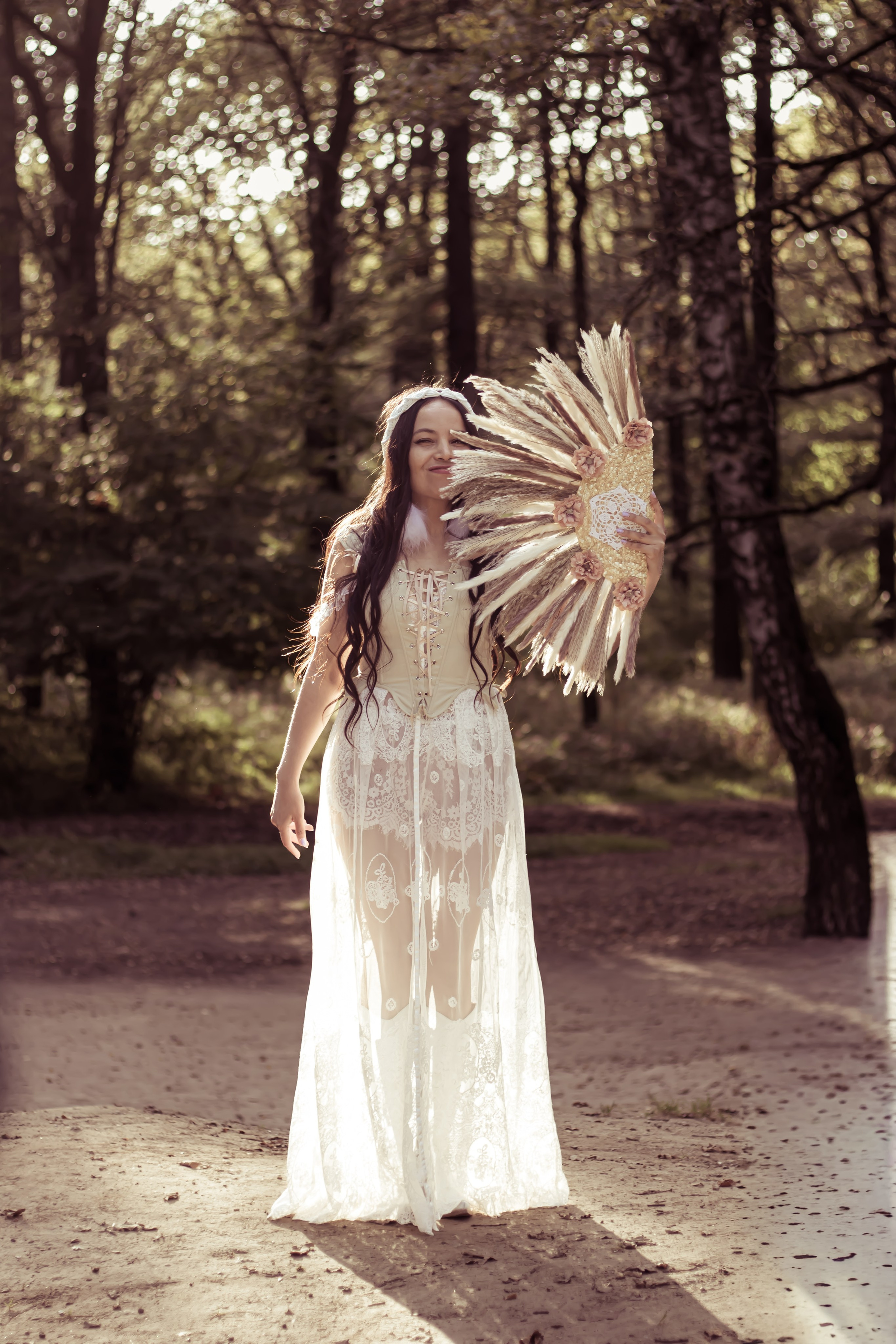 Девушка в лесу, стиль бохо, танцующая поза • фотограф Карасёва Елена