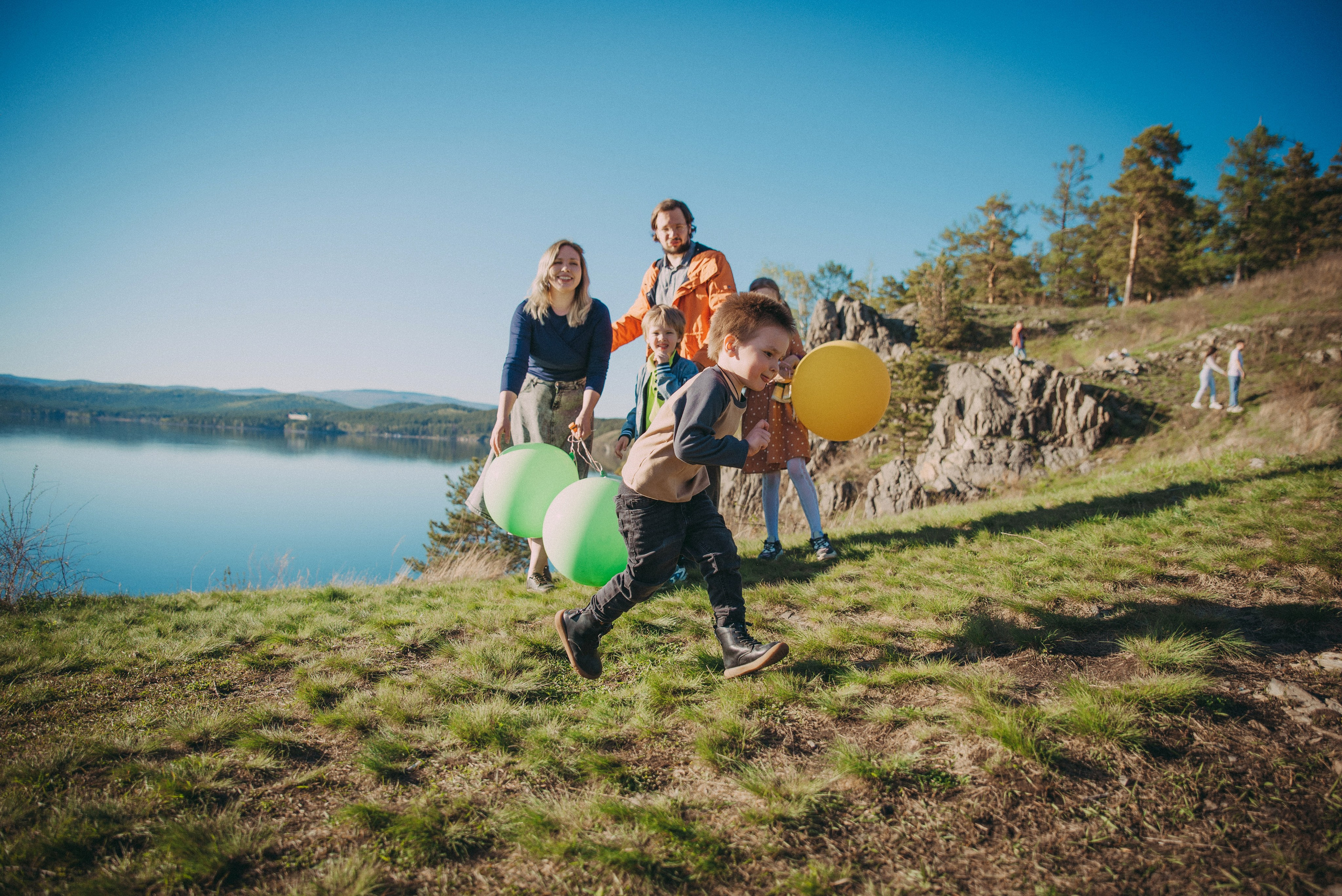семья гуляет на озере Тургояк