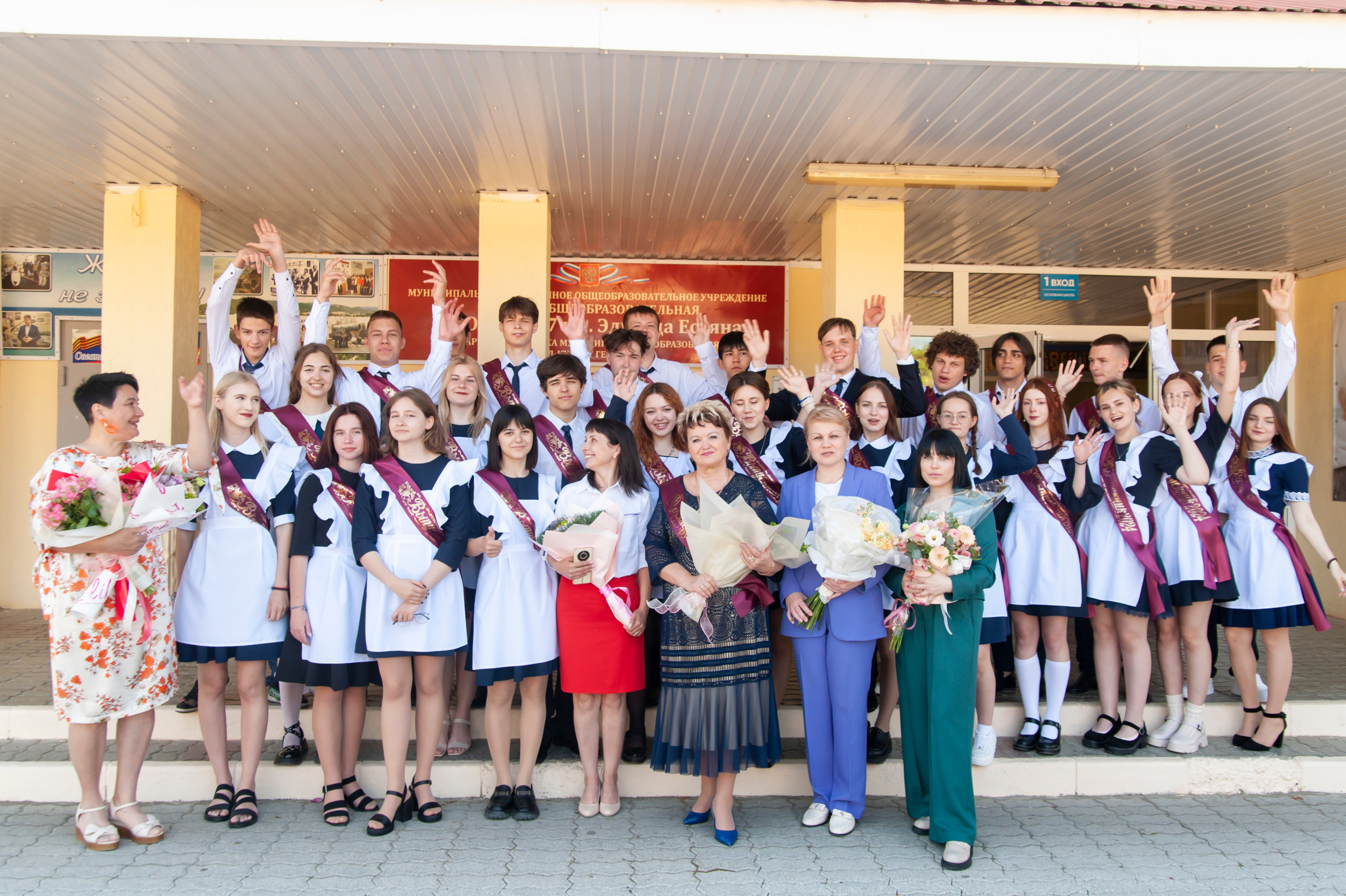 Последний Звонок МАОУ СОШ № 17 им. Эдуарда Есаяна — Архипо-Осиповка. Свадебный и семейный фотограф Денис Лукьянов в Краснодаре, Краснодарском крае и Республике Крым