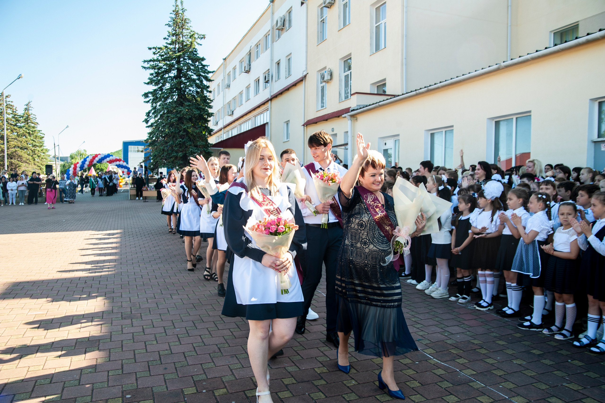 Последний Звонок МАОУ СОШ № 17 им. Эдуарда Есаяна — Архипо-Осиповка. Свадебный и семейный фотограф Денис Лукьянов в Краснодаре, Краснодарском крае и Республике Крым