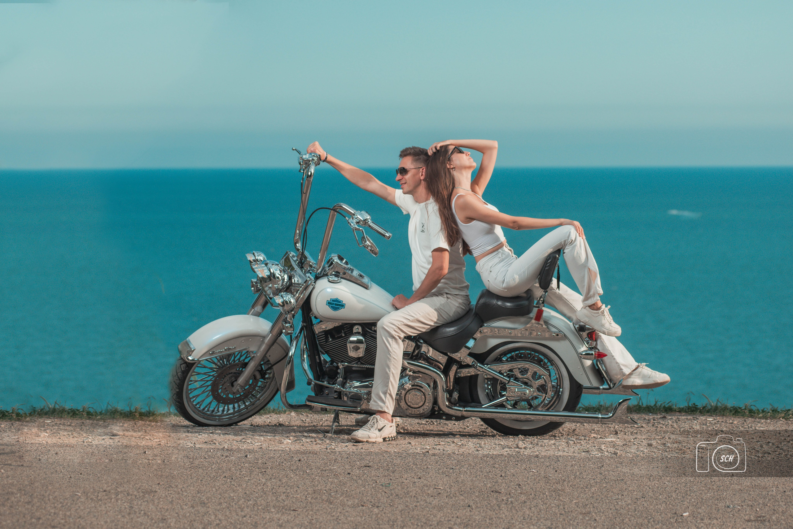 Солнечная фотосессия с белым harley-davidson