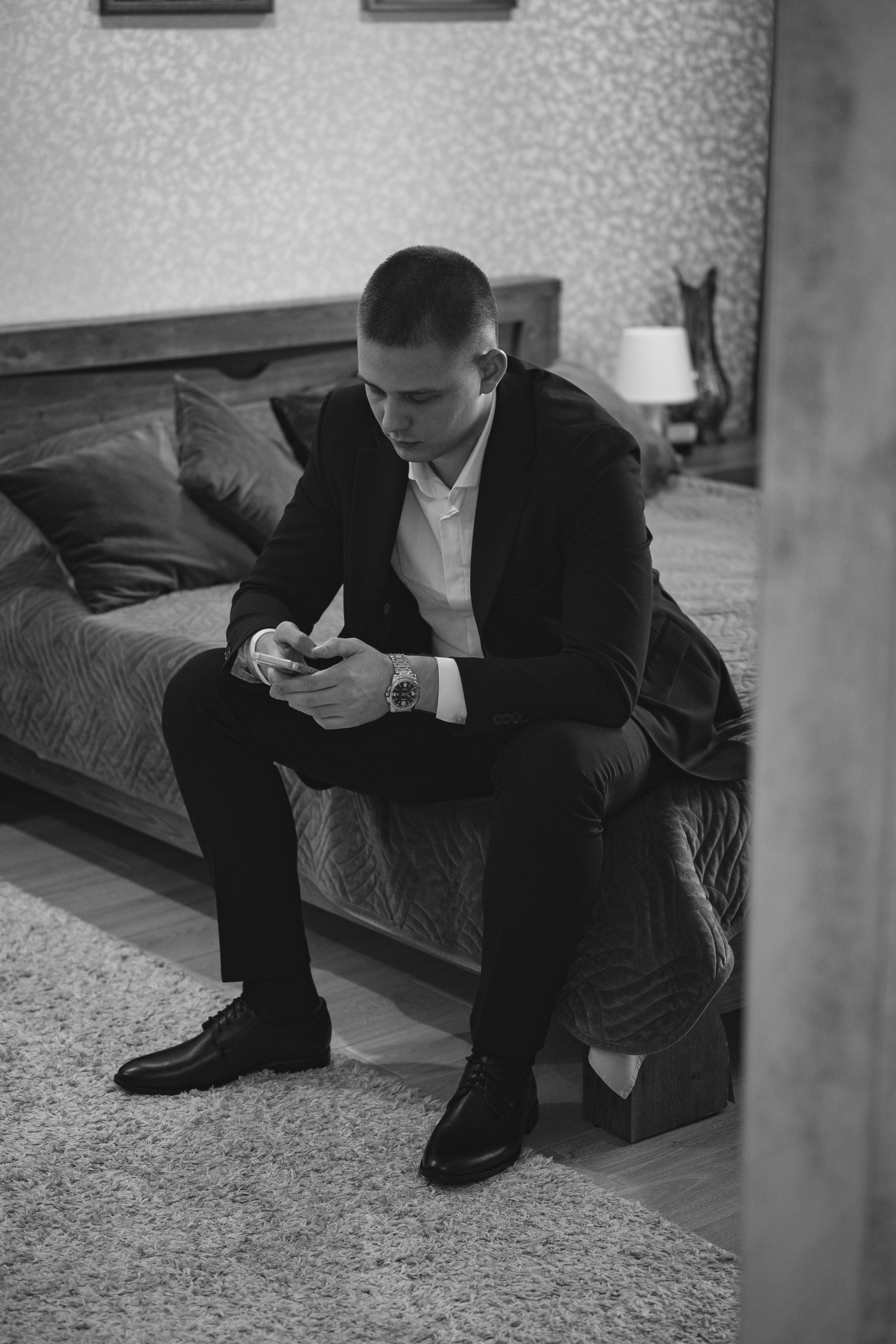 Сборы жениха, жених ожидает невесту, свадебная фотография