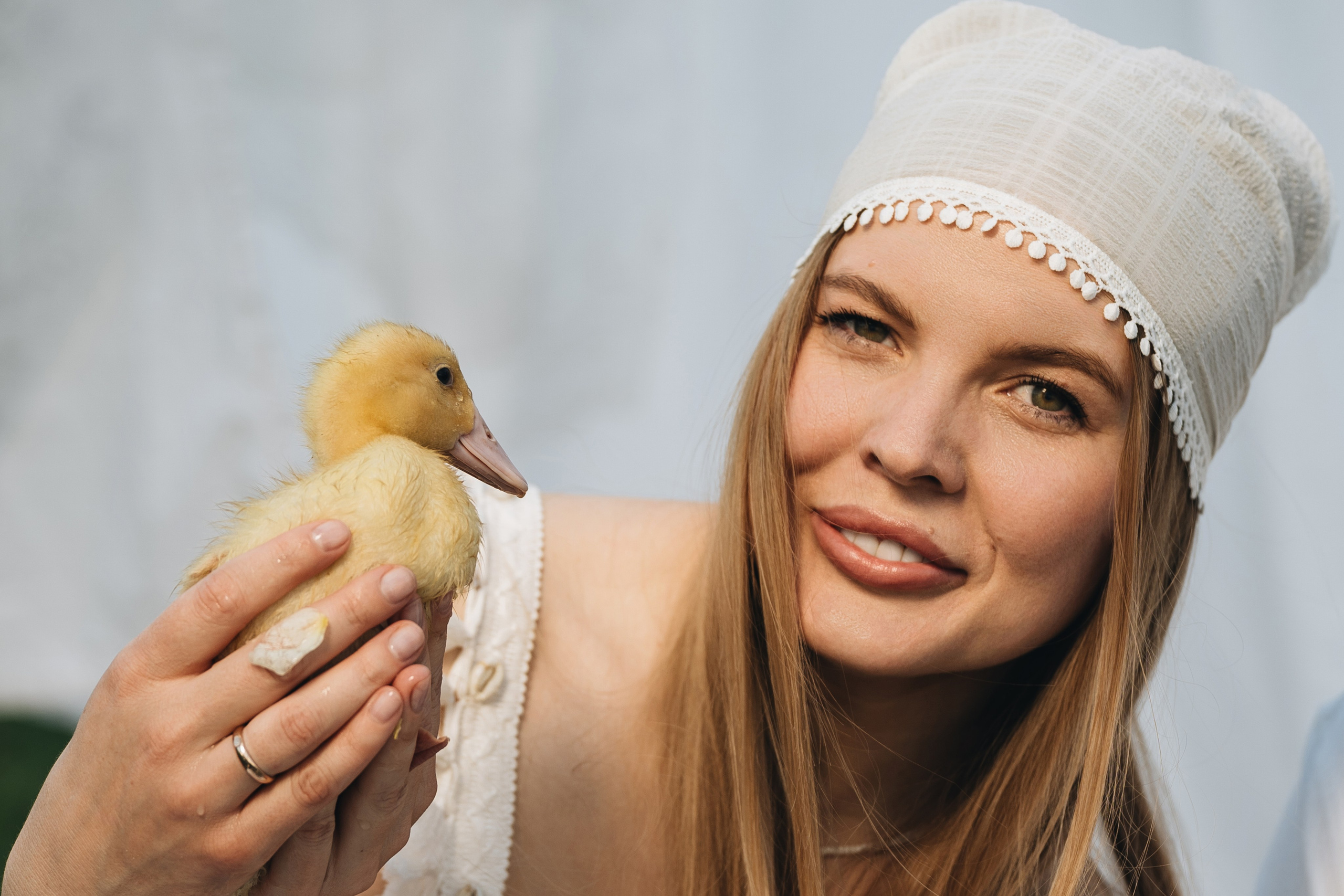Девушка с утёнком. Фотосессия с птицами. 