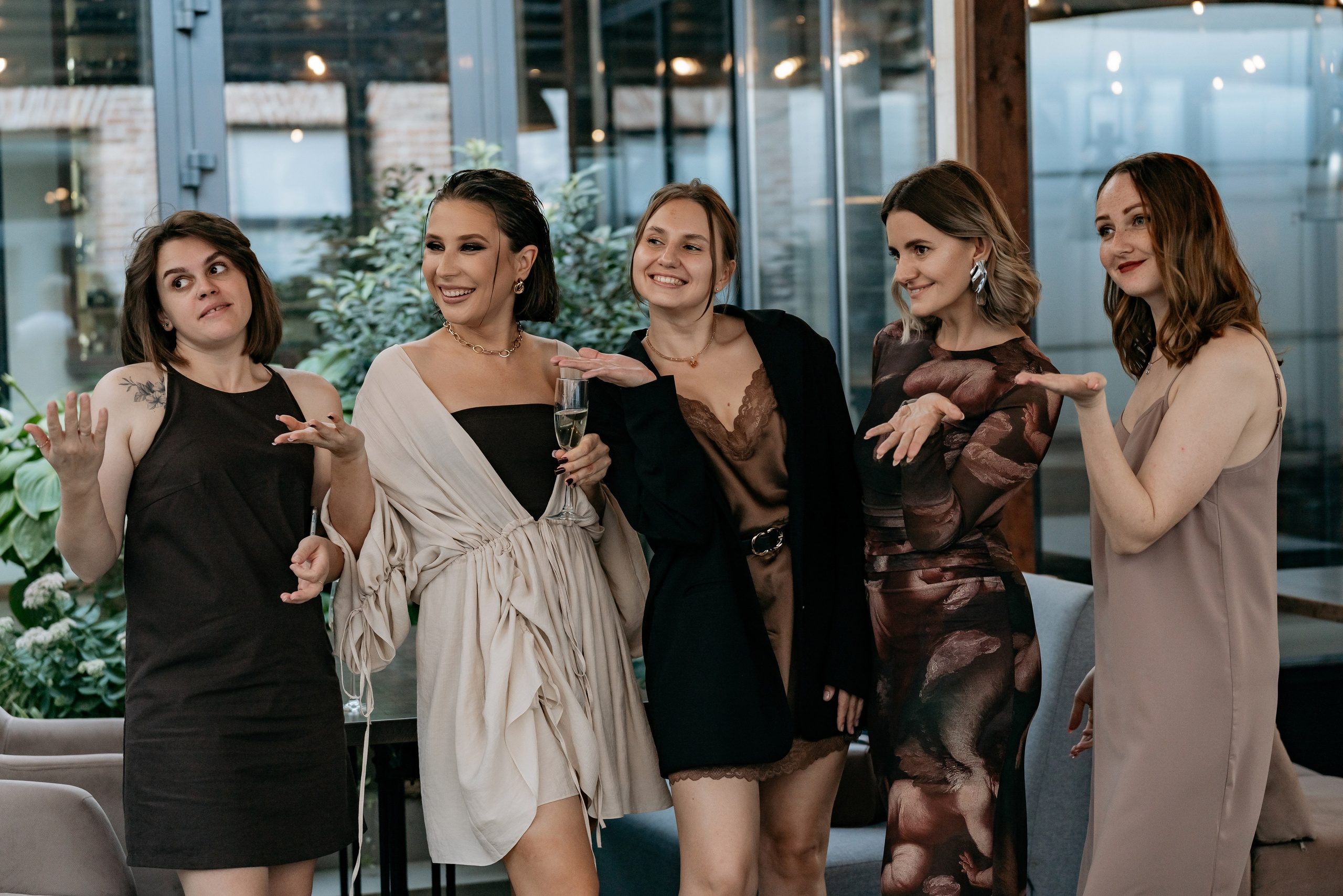 Свадебный фотограф Анапа ловит искренние объятия и поздравления от гостей.