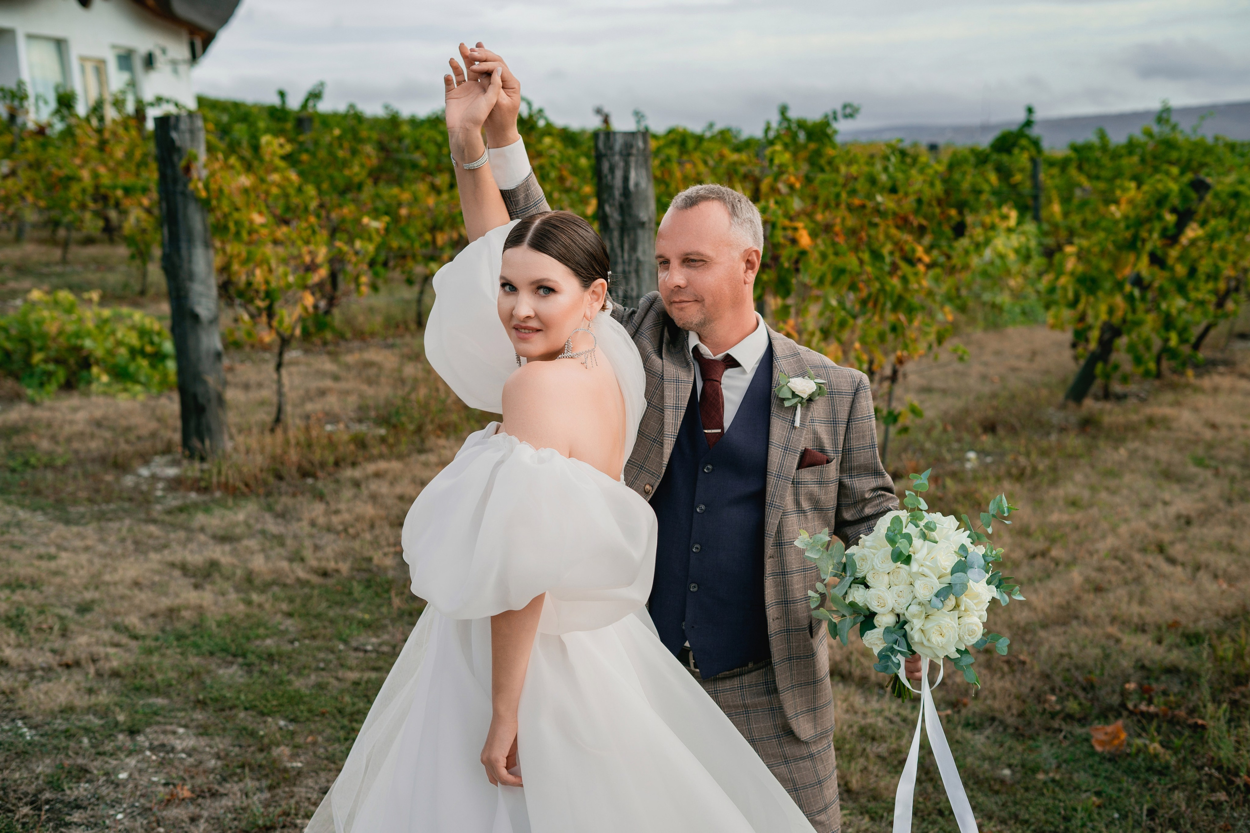 Жених и невеста, в свадебных образах, танцуют на фоне природы Анапы, локация усадьба "Семигорье"