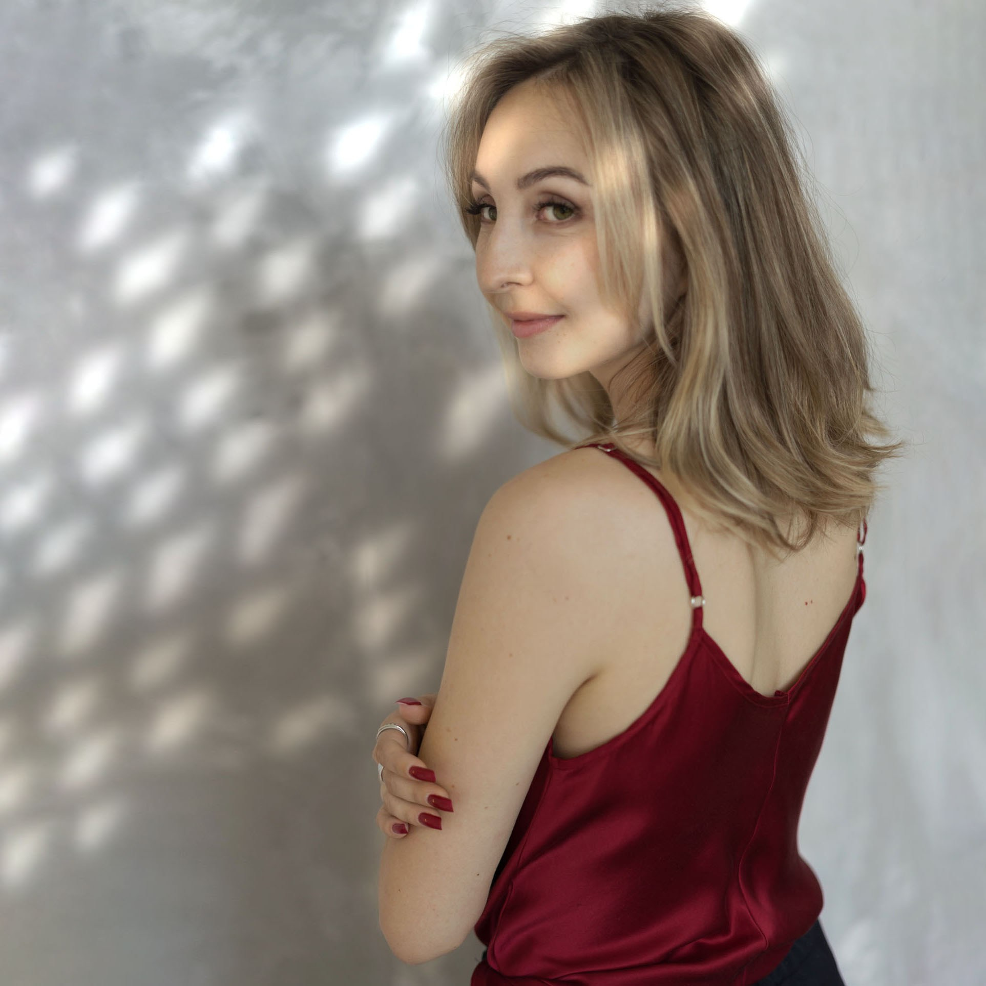 Портрет блондинки в красном топе. Фотосессия в студии. Женский фотограф в Хабаровске.