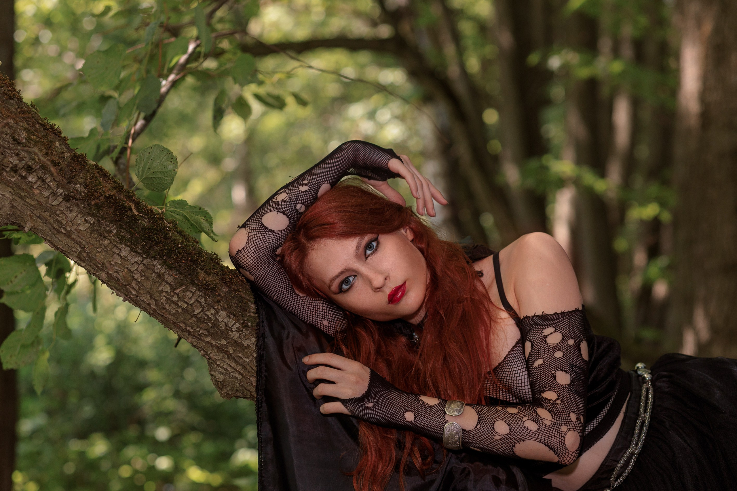 Сказочная фотосессия в образе молодой ведьмы со свечами