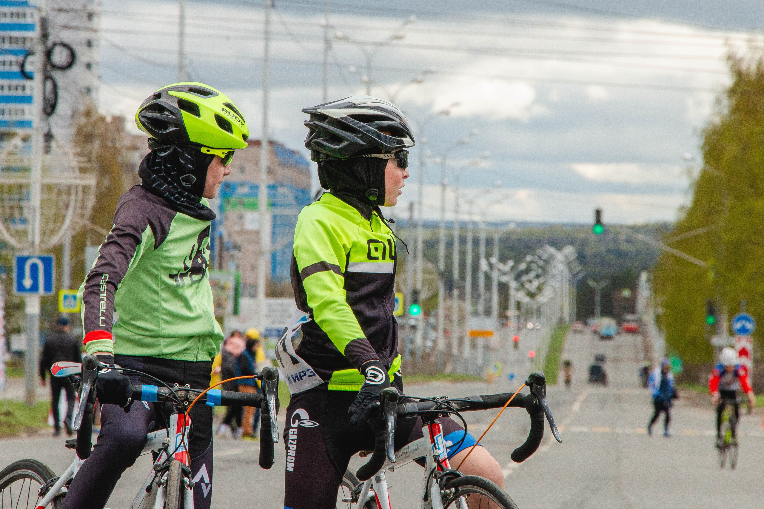 Два велосипедиста оглядываются в сторону
