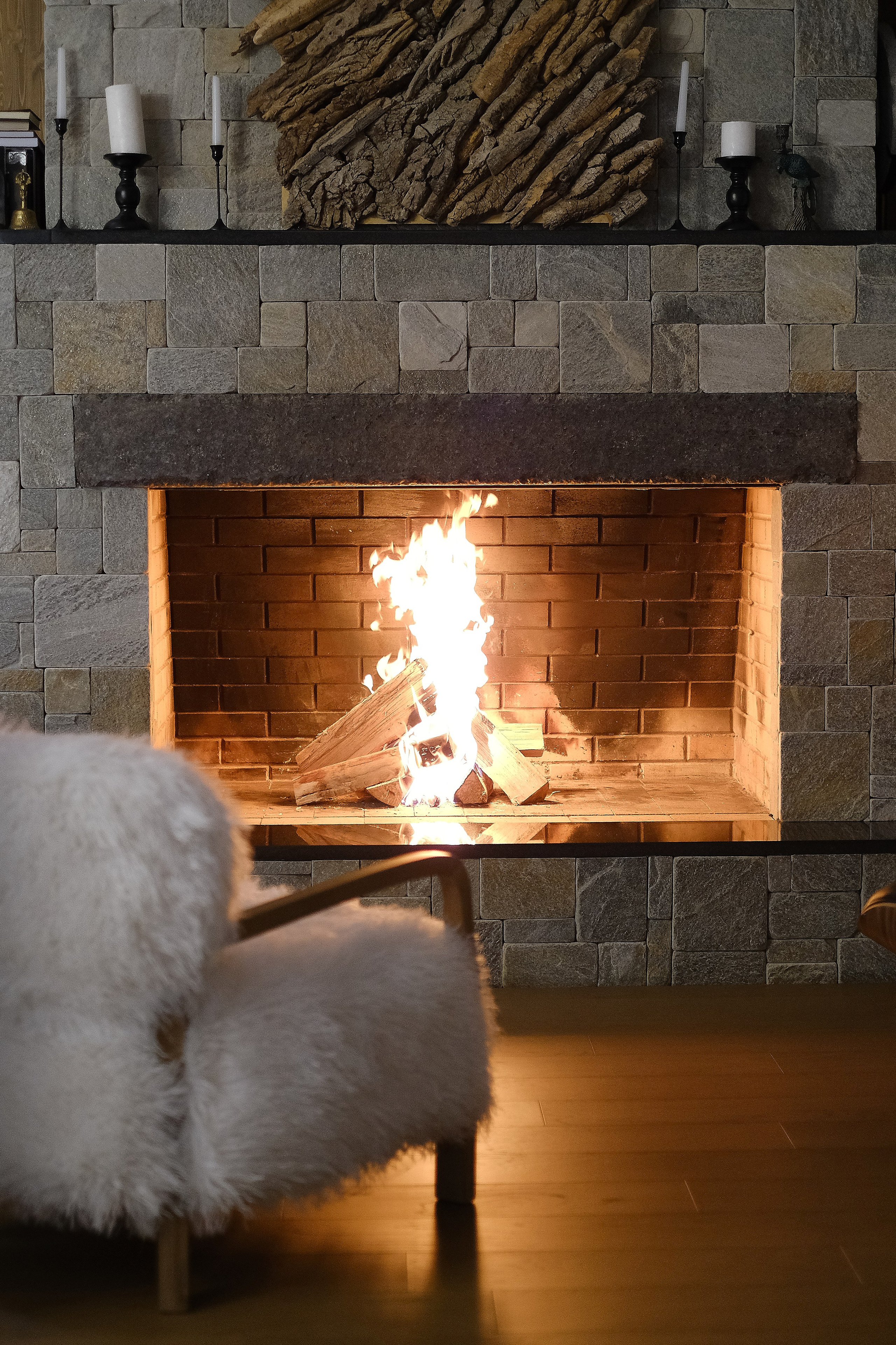 вечер у камина, дом в горах, дом на Алтае, дизайнерский дом на Алтае, интерьерный фотограф 