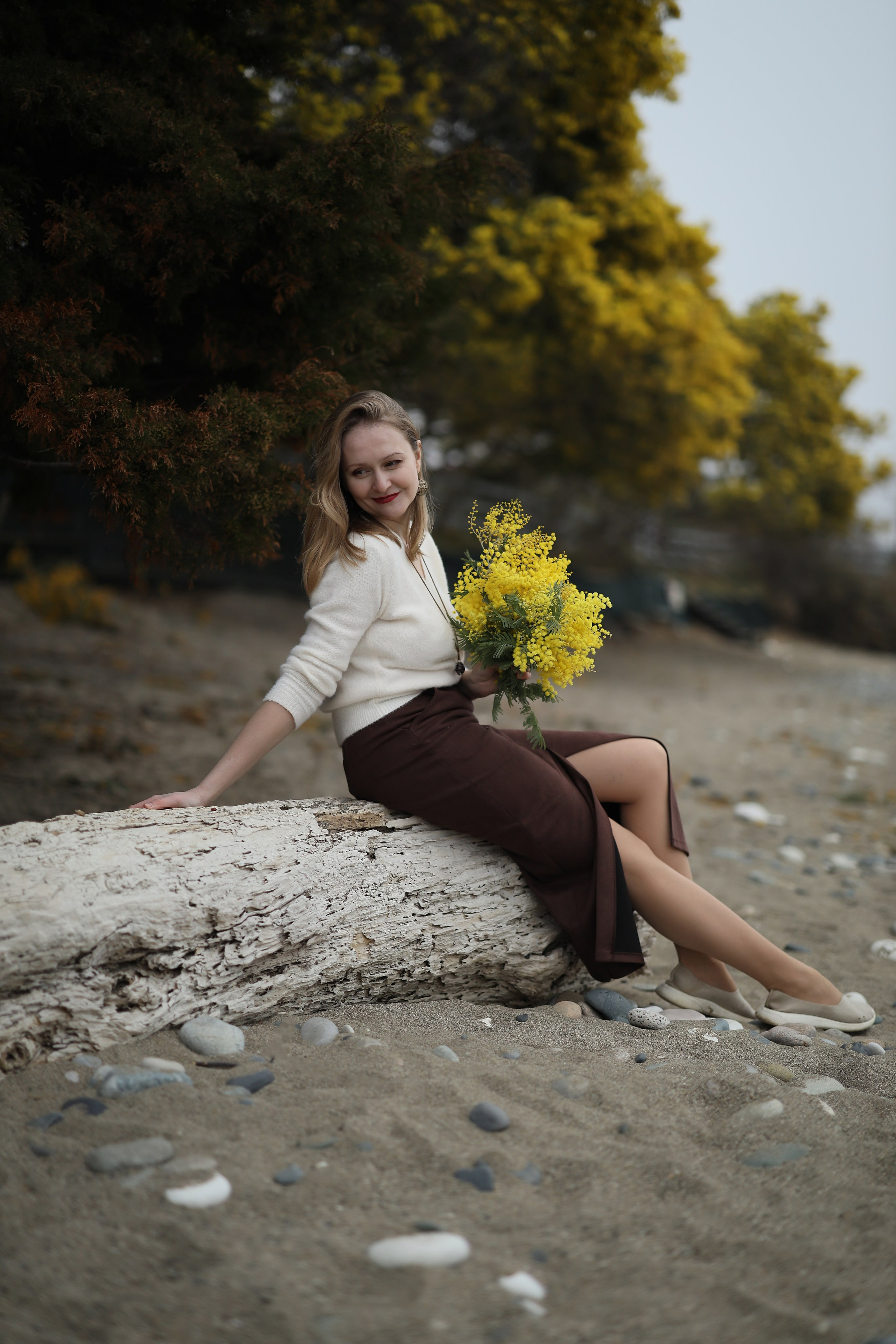 фотосессия с мимозой на пляже у моря