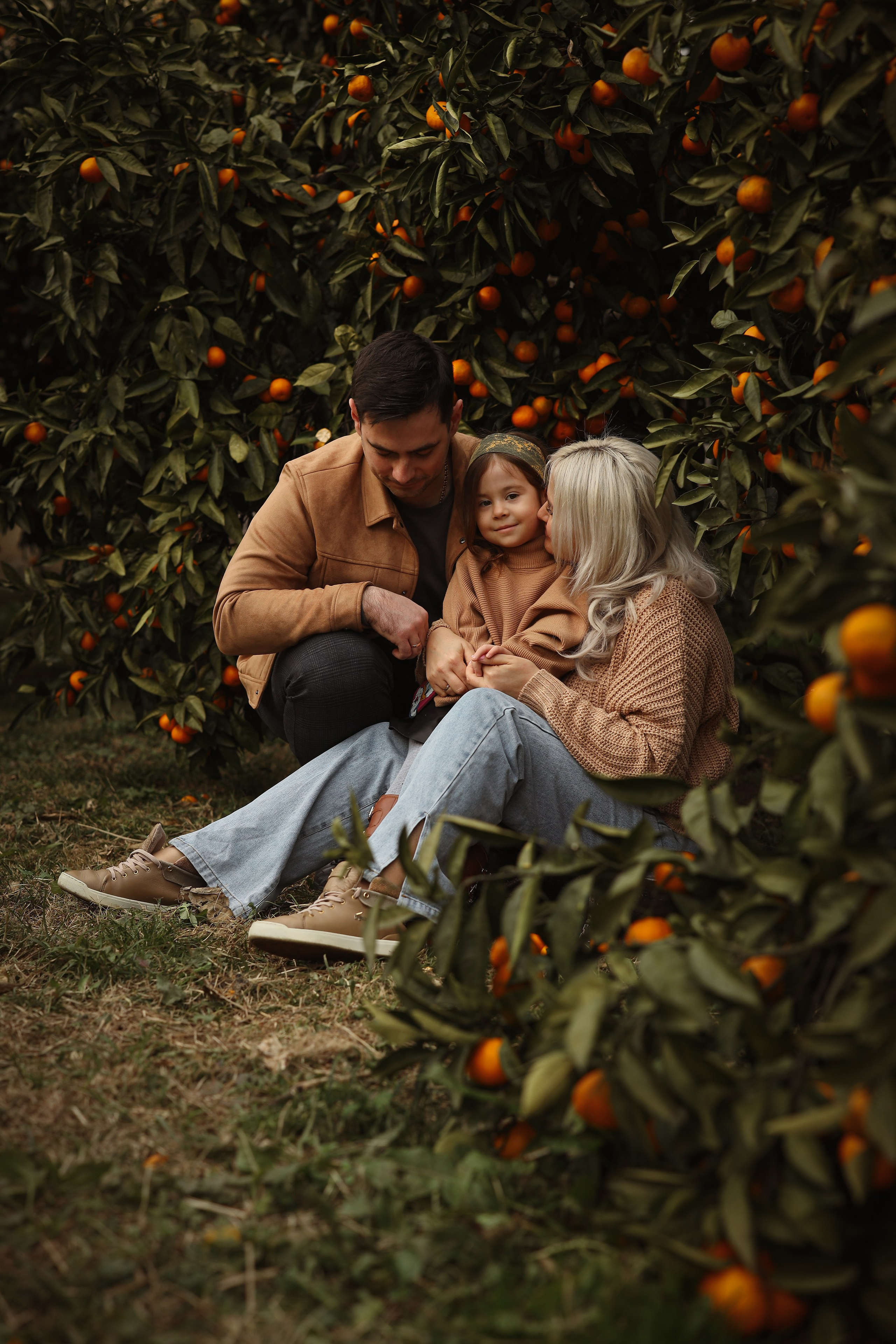 Семейная фотосессия в саду мандаринов. Свадебный и семейный фотограф в Абхазии Жанна Соснина