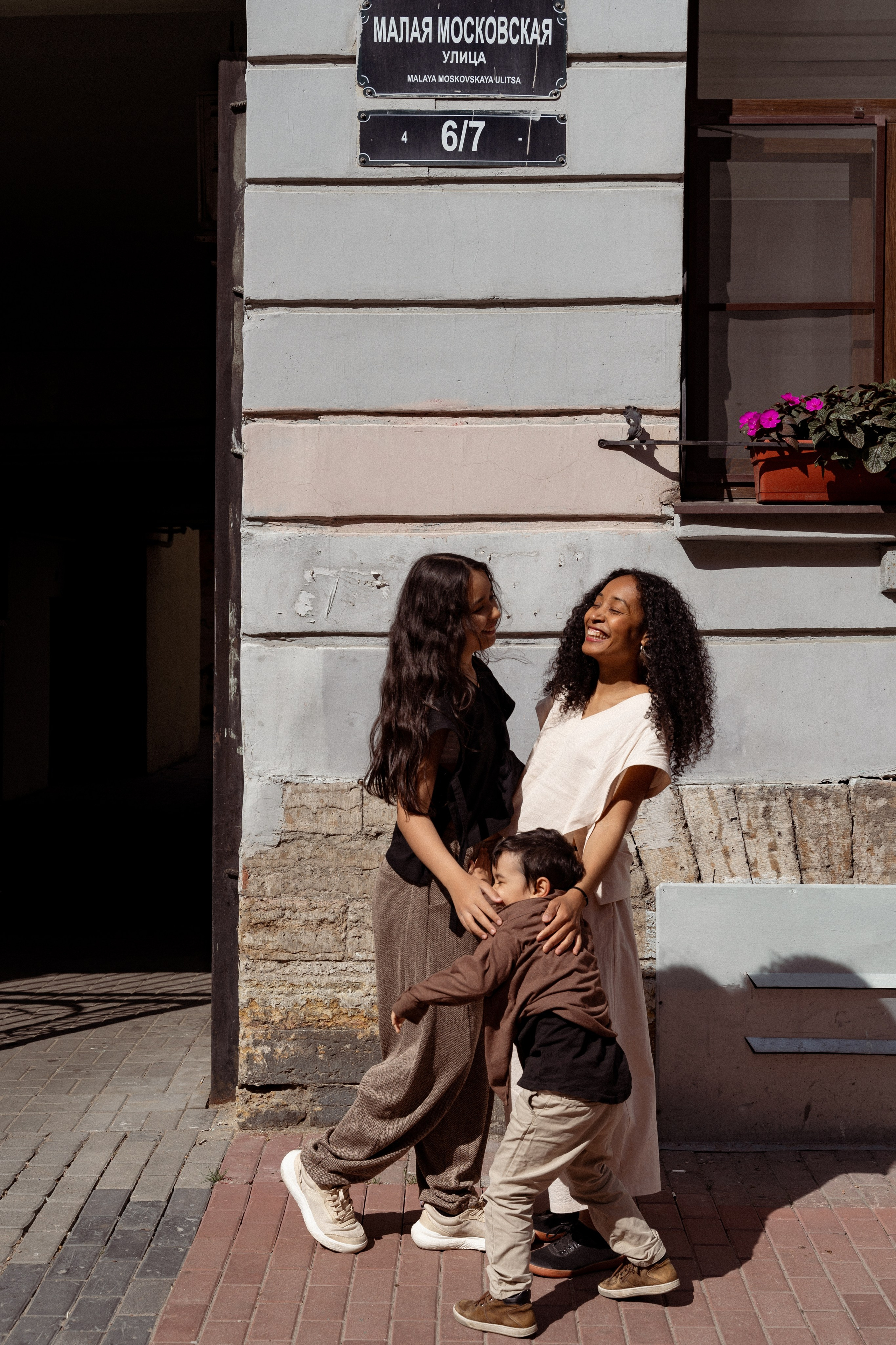 Лида, Даня и Эвелина 🤍 Всех нужнее и дороже, всех доверчивей и строже в этом мире доброта. Лайфстайл фотограф в Санкт-Петербурге — Наташа Шмидт