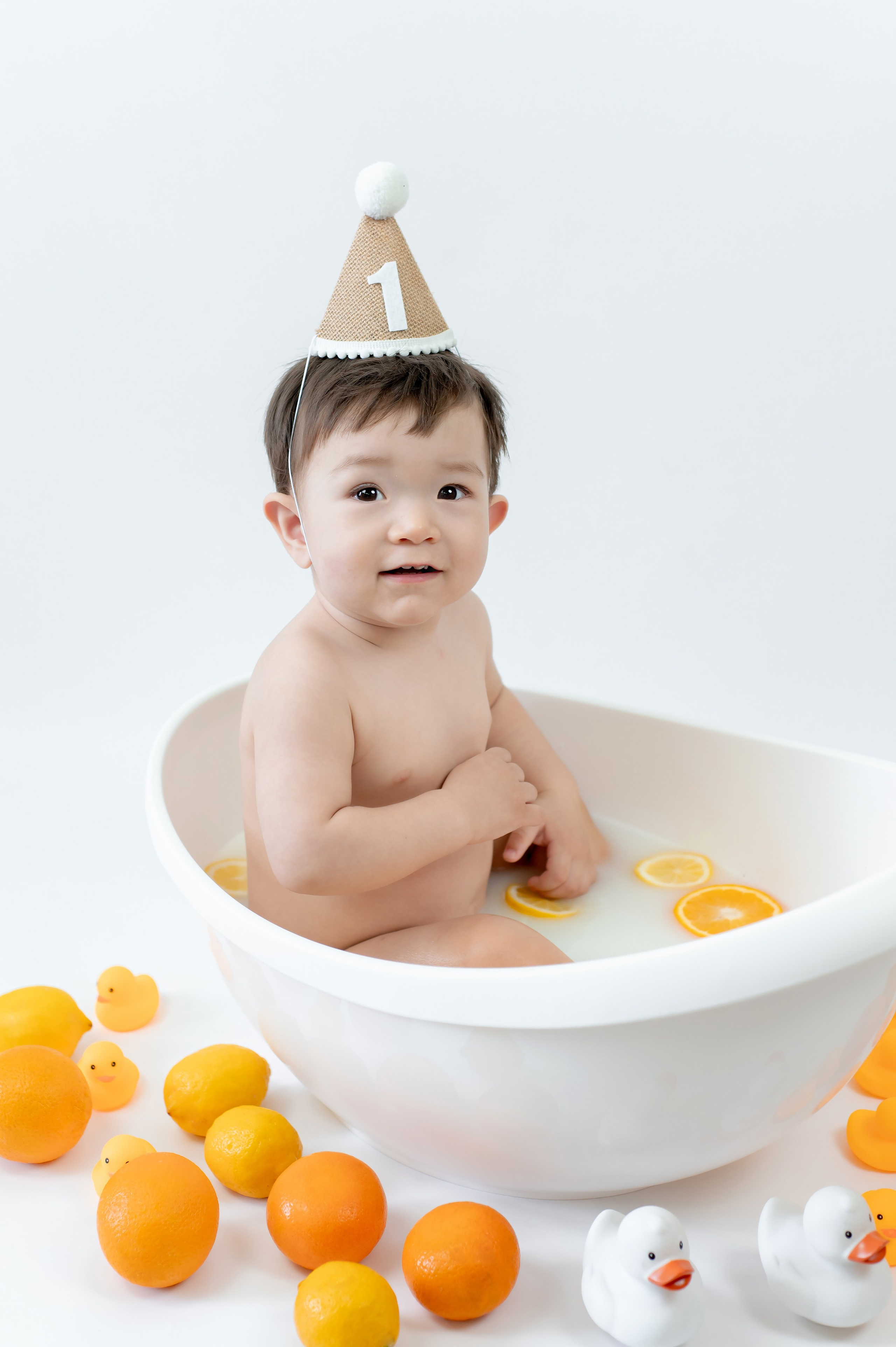 Купание в ванночке. Детский и семейный фотограф Эльмира Веселова. Детская фотостудия Мира. Фотосессия на годик