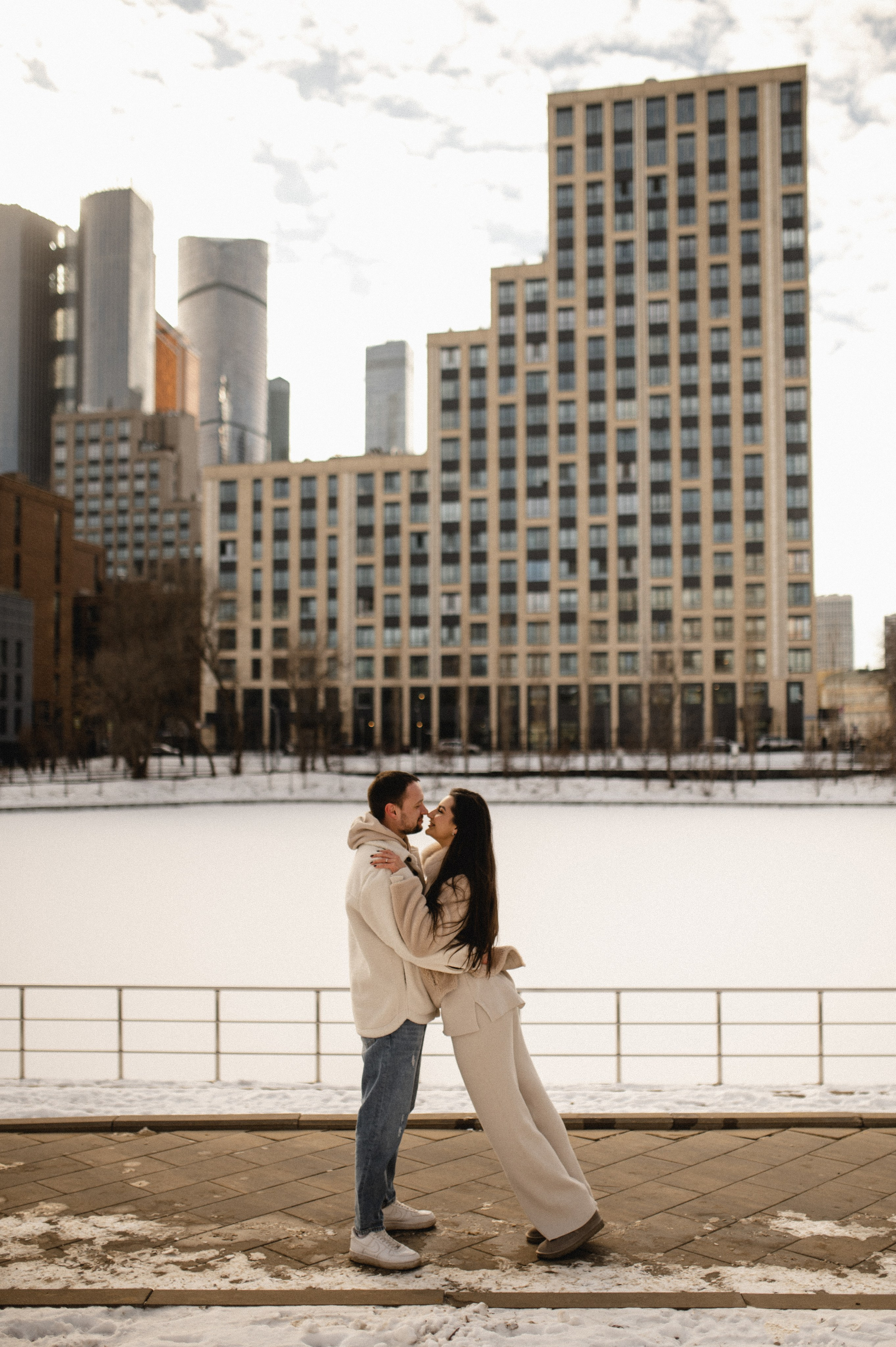 Лавстори стрит фотосессия в зимней Москве. Семейная фотосессия Бутово Москва фотограф Алина Морщагина