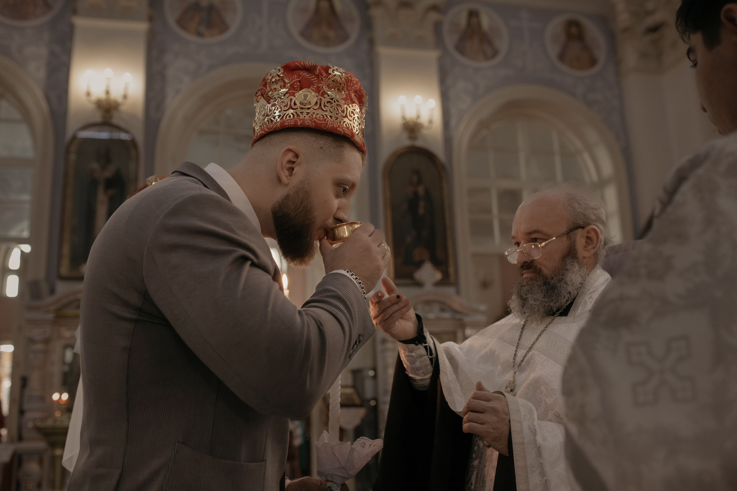 жених пьет чашу с вином на венчании в Ташкенте