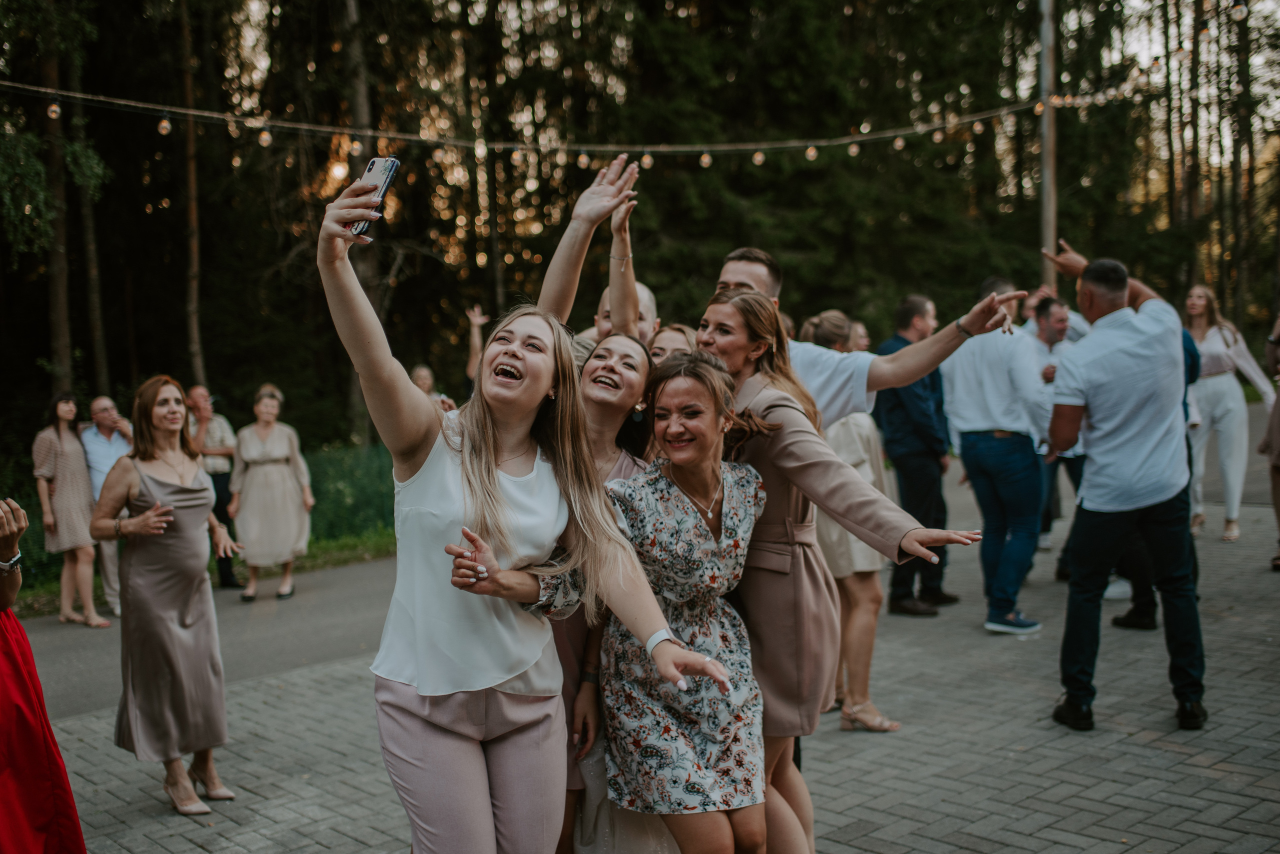 Водили хороводы. Свадебный, репортажный и семейный фотограф в Москве Арина Зак