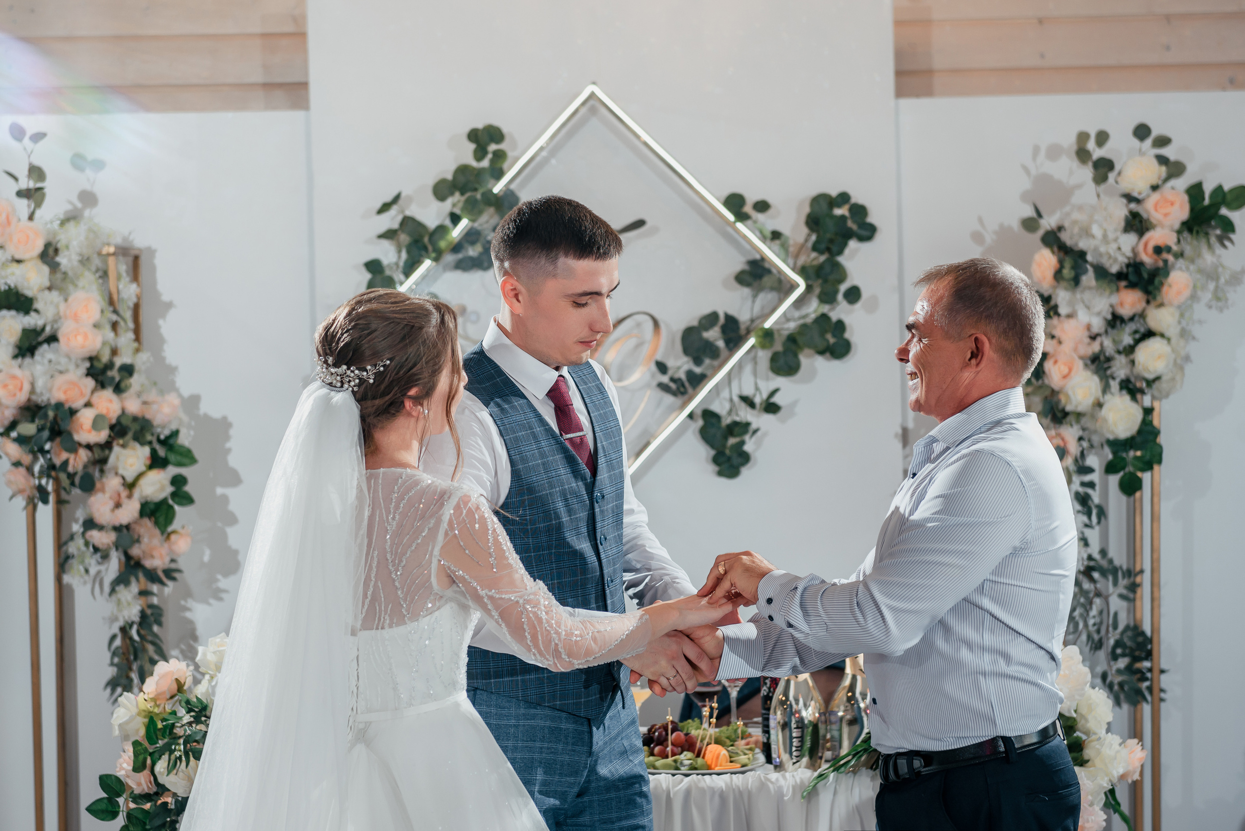 L&S. #свадебныйфотограф #wedding #weddingday #lovestory #фотографволгогр