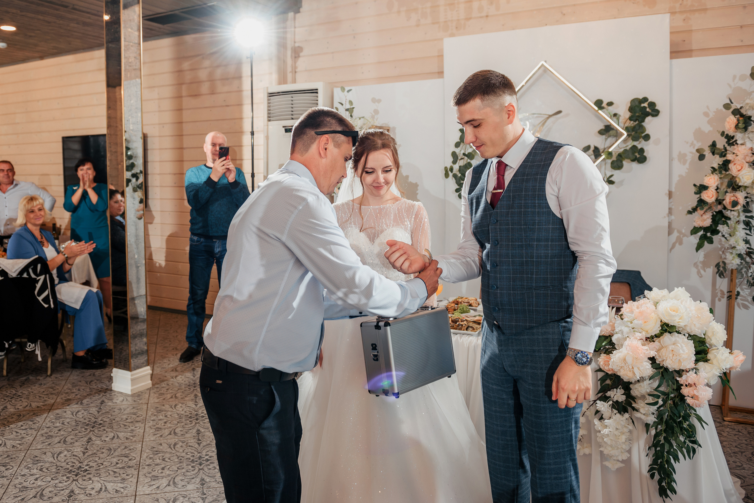 L&S. #свадебныйфотограф #wedding #weddingday #lovestory #фотографволгогр