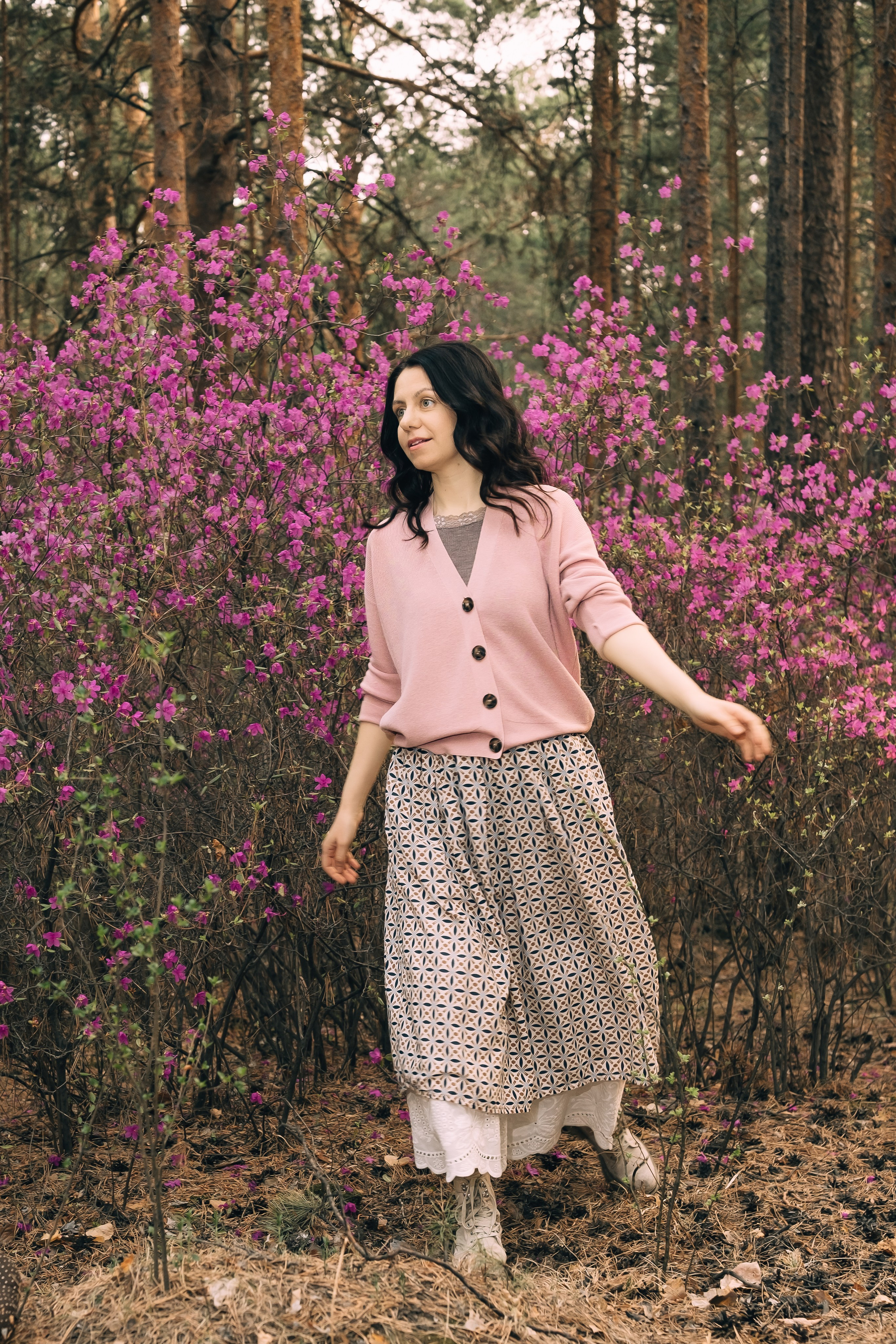 Фотосессия в багульнике. Портретный фотограф в Чите Анна Камратова. Помогу Вам создать историю, в которой Вы — главный герой!