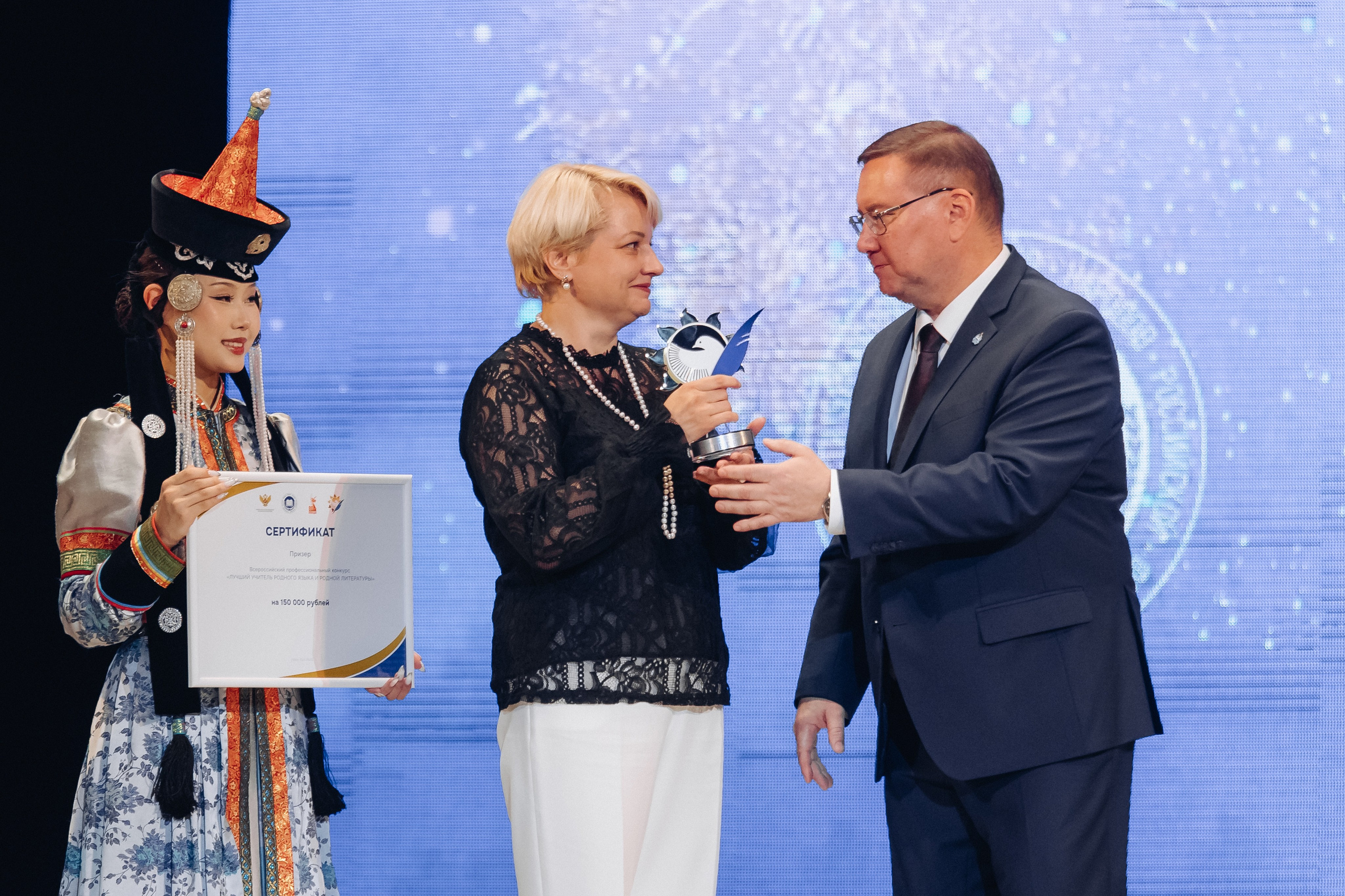 Лучший учитель родного языка и литературы 2025. Свадебный и семейный фотограф в Улан-Удэ