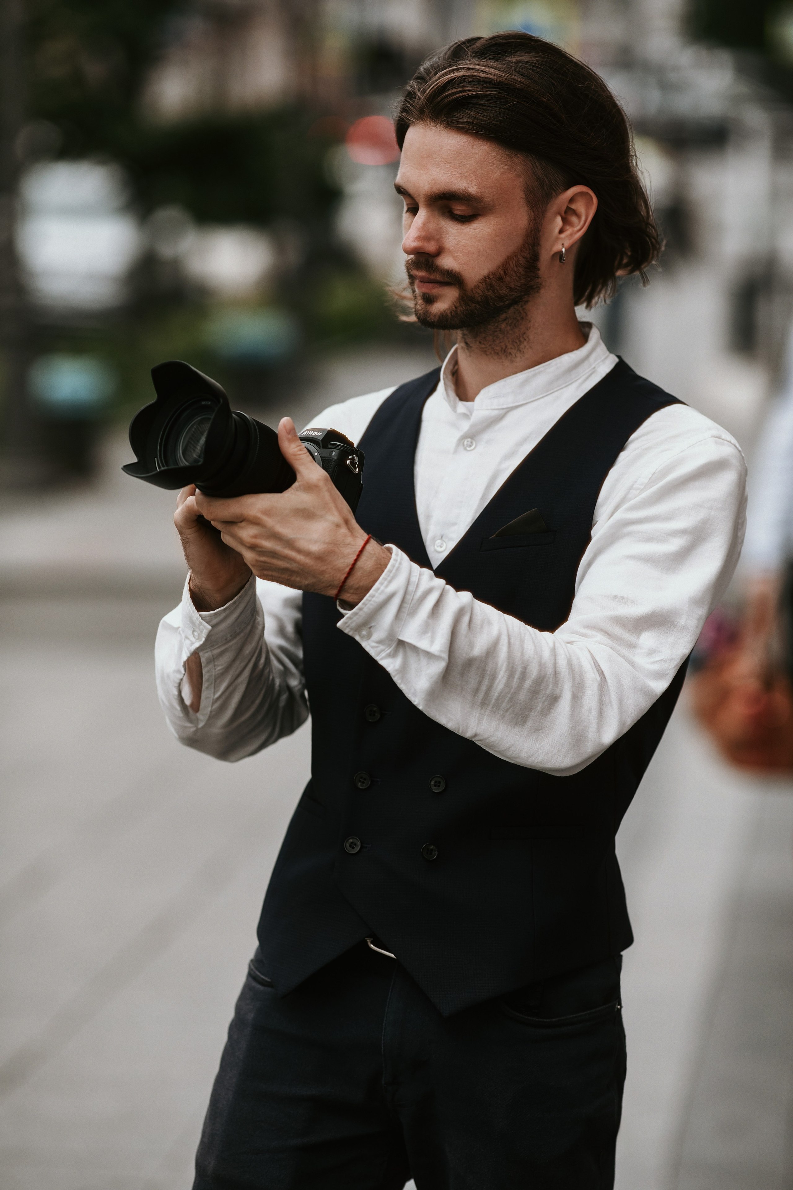 Классная поза для мужской фотосессии с камерой