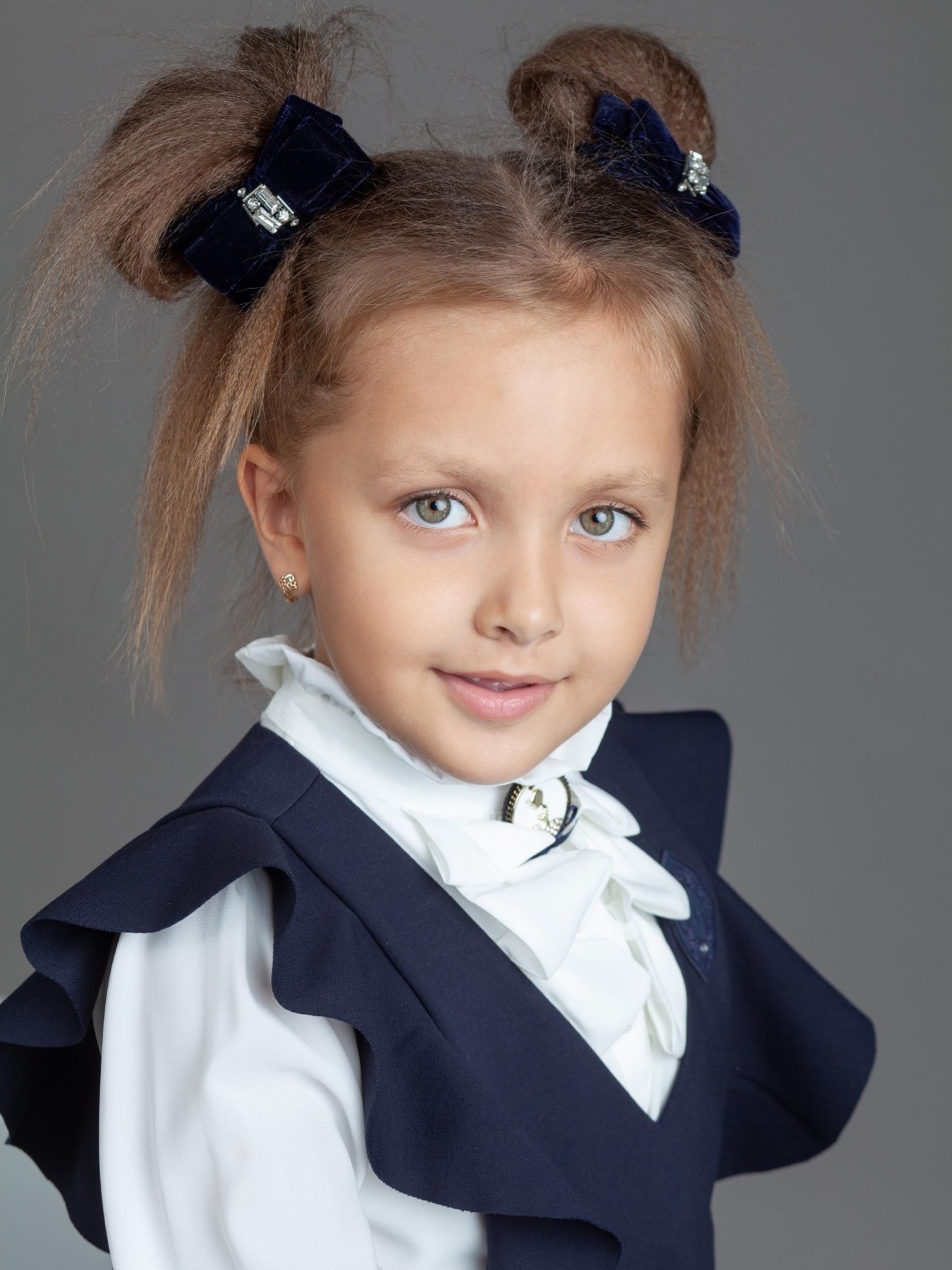 Школьная форма в студии. Фотограф Мальнева Юлия в Липецке, в Москве. Фотостудия MARU в Липецке