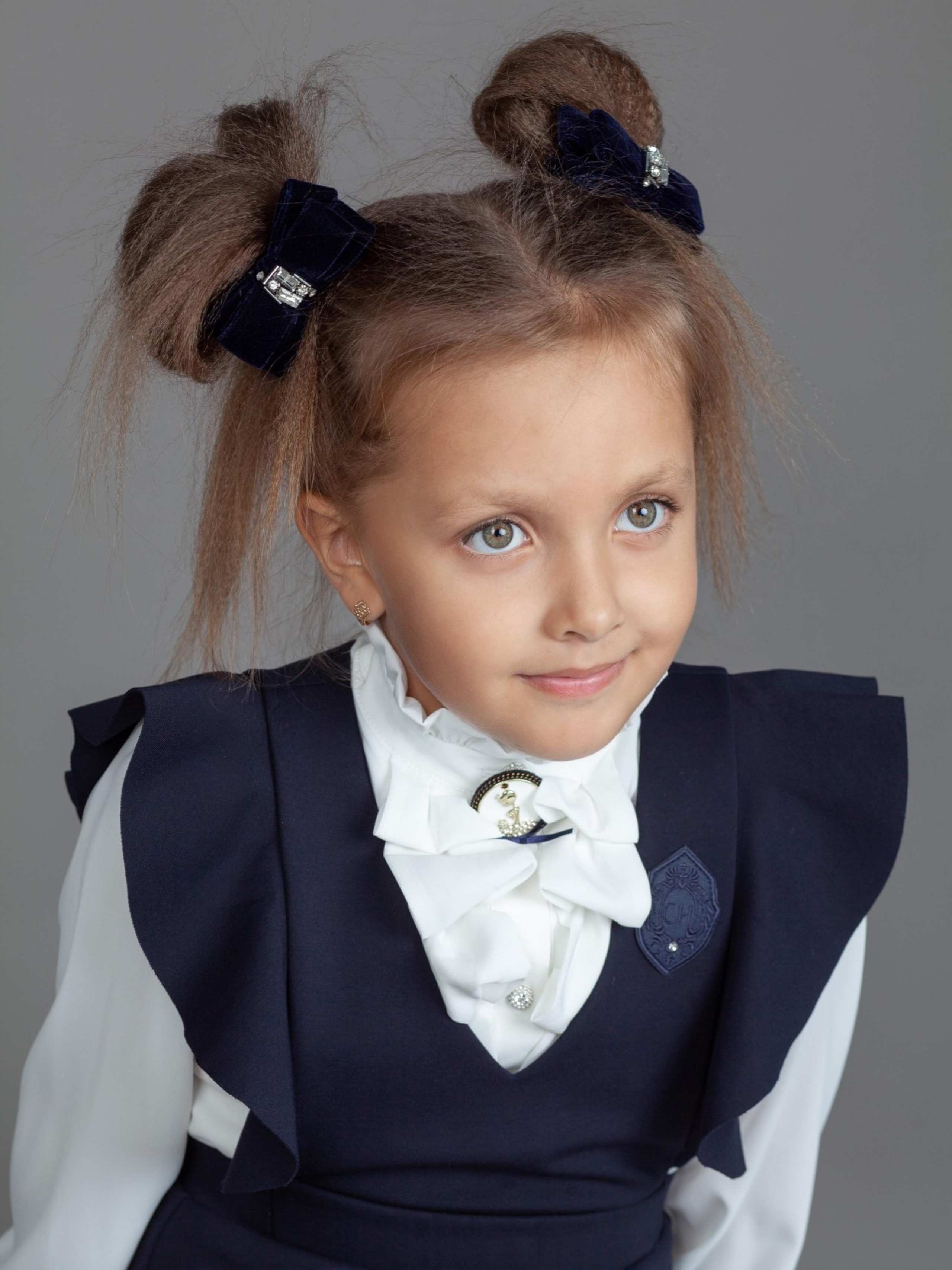 Школьная форма в студии. Фотограф Мальнева Юлия в Липецке, в Москве. Фотостудия MARU в Липецке