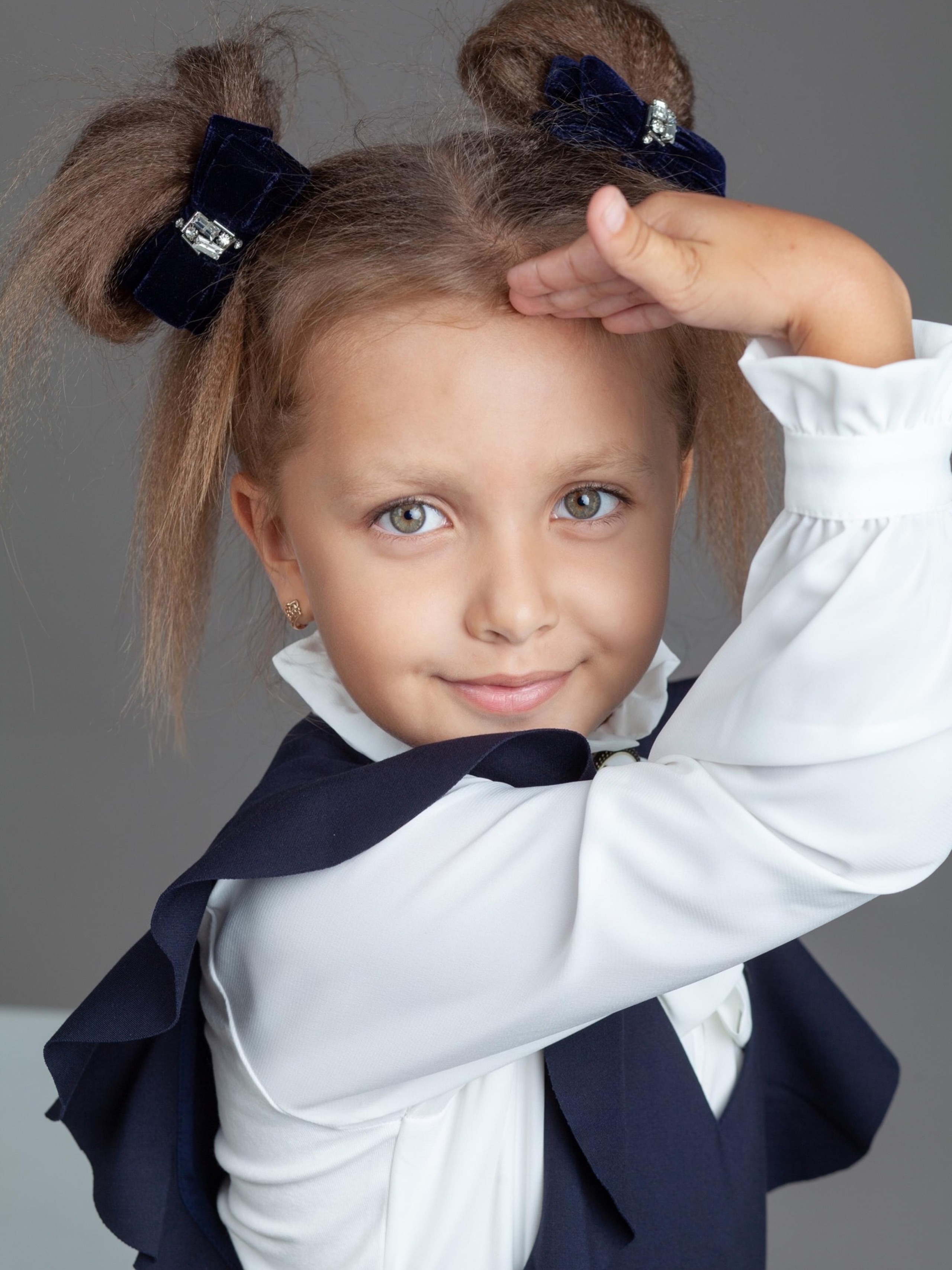 Школьная форма в студии. Фотограф Мальнева Юлия в Липецке, в Москве. Фотостудия MARU в Липецке