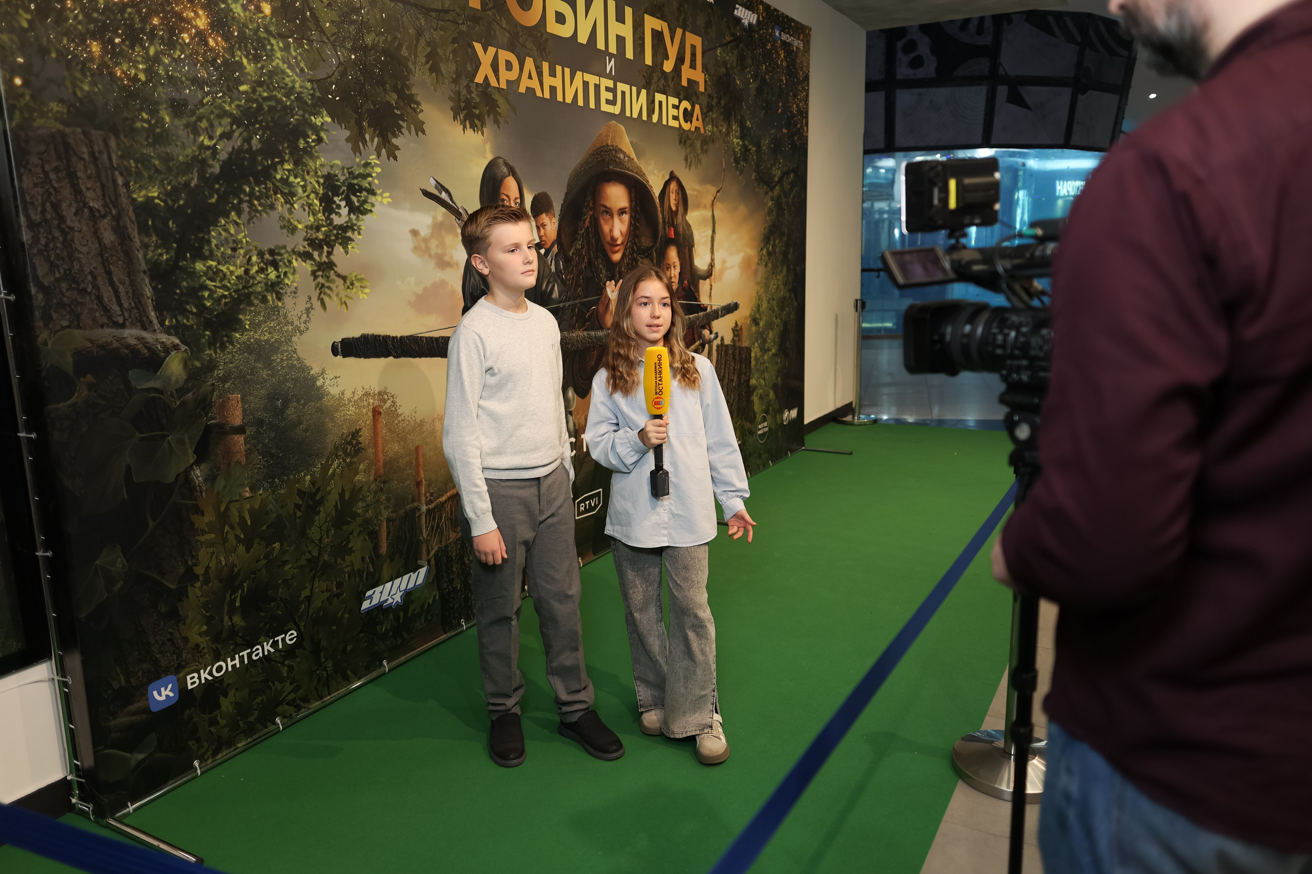 Школа «Останкино» на премьере Робин Гуд. Репортажный фотограф видеограф в Москве Ольга Плаксина