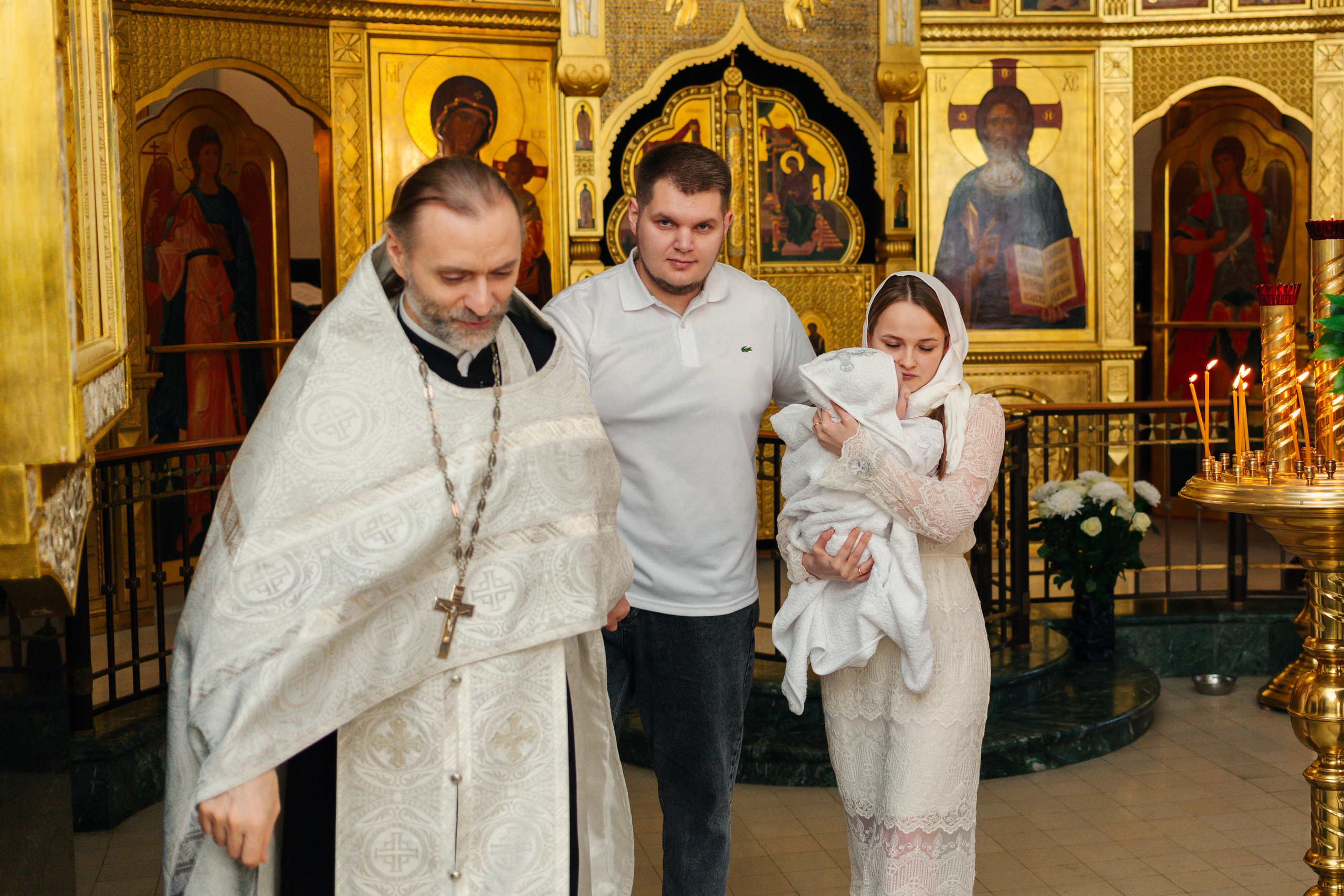 Сравнение критериев: в каком храме лучше крестить ребенка — атмосфера, расположение, правила, Современная крестильная купель для полного погружения. На что обратить внимание при выборе храма, Вместительный и светлый зал храма — ключевой фактор при выборе места для крещения с большим числом гостей, купель в храме Невского района Санкт-Петербурга