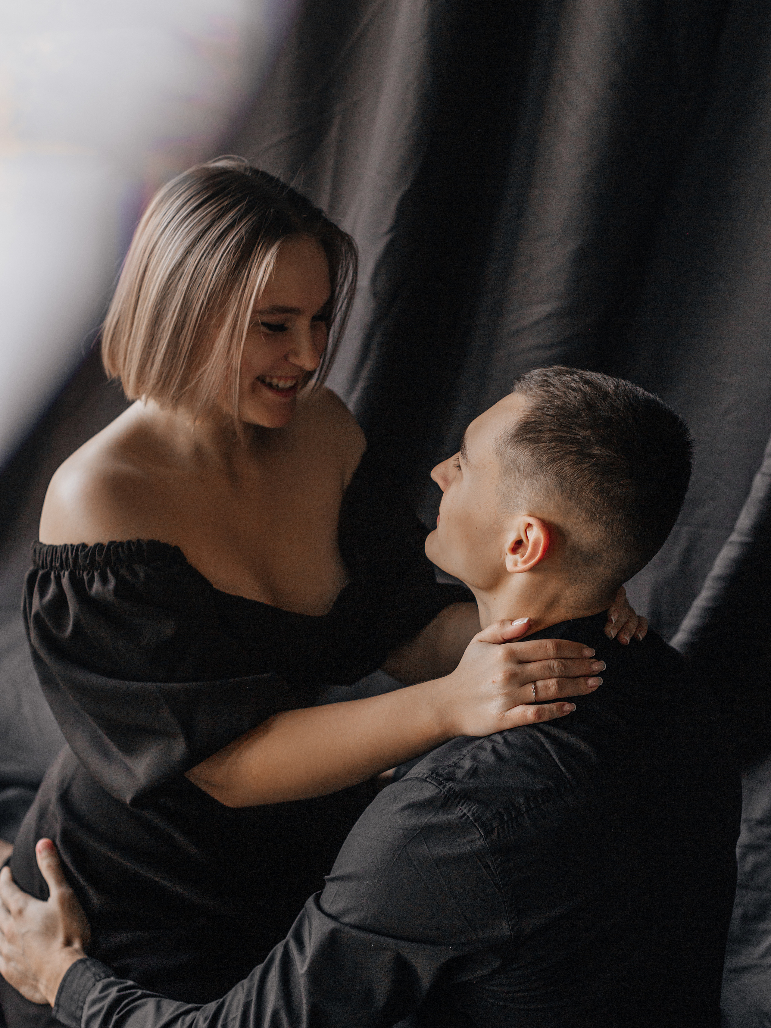 Предсвадебная съемка пары в темной фотостудии Челябинска. Свадебный фотограф Челябинск Зиненко Виктория