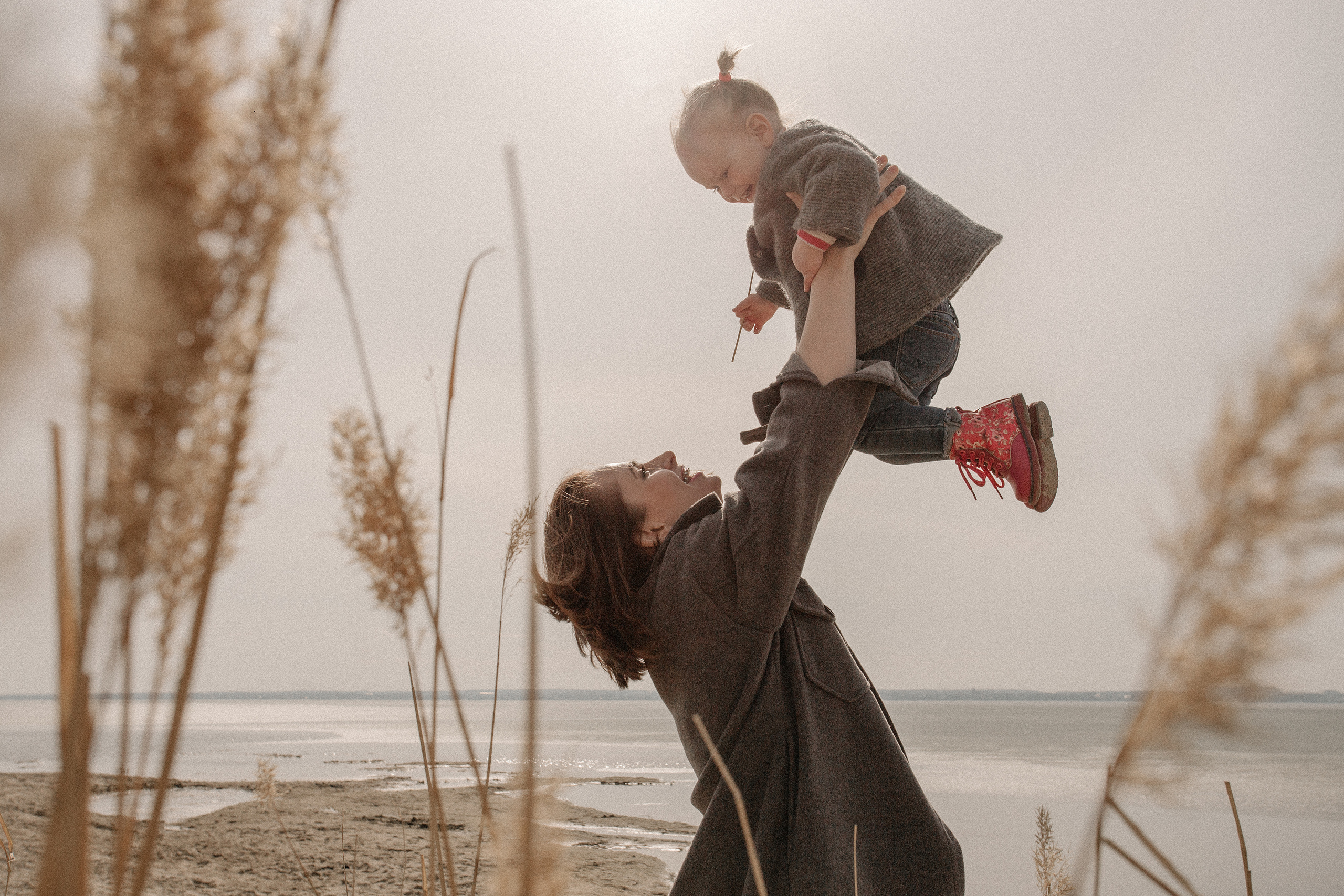 Прогулочная фотосессия мамы и дочери на берегу озера Смолино. Свадебный фотограф Челябинск Зиненко Виктория