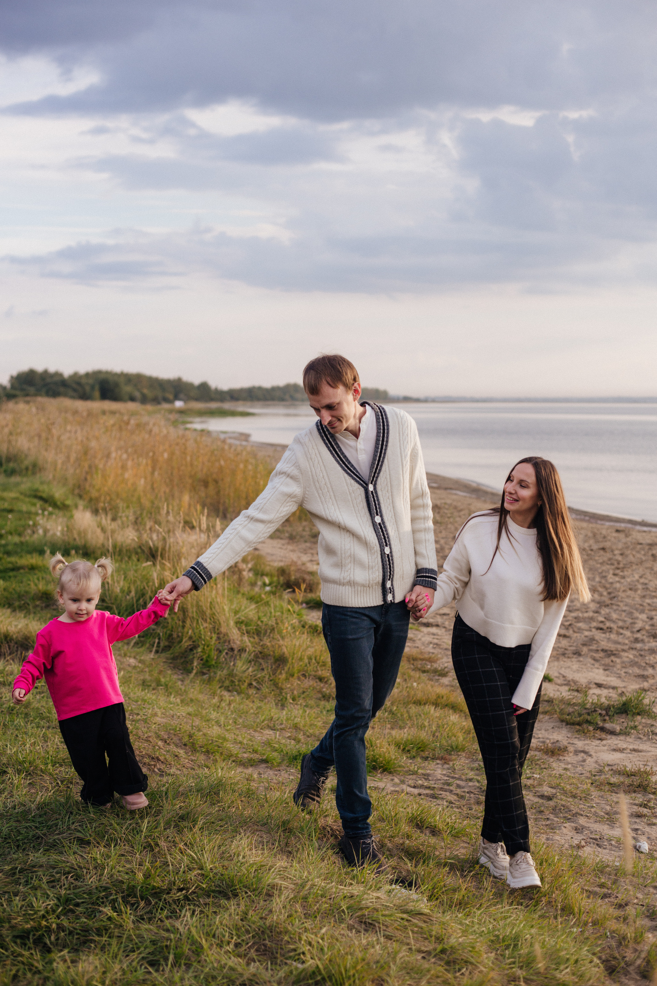 Прогулочная семейная фотосессия на берегу с ребенком. Свадебный фотограф Челябинск Зиненко Виктория