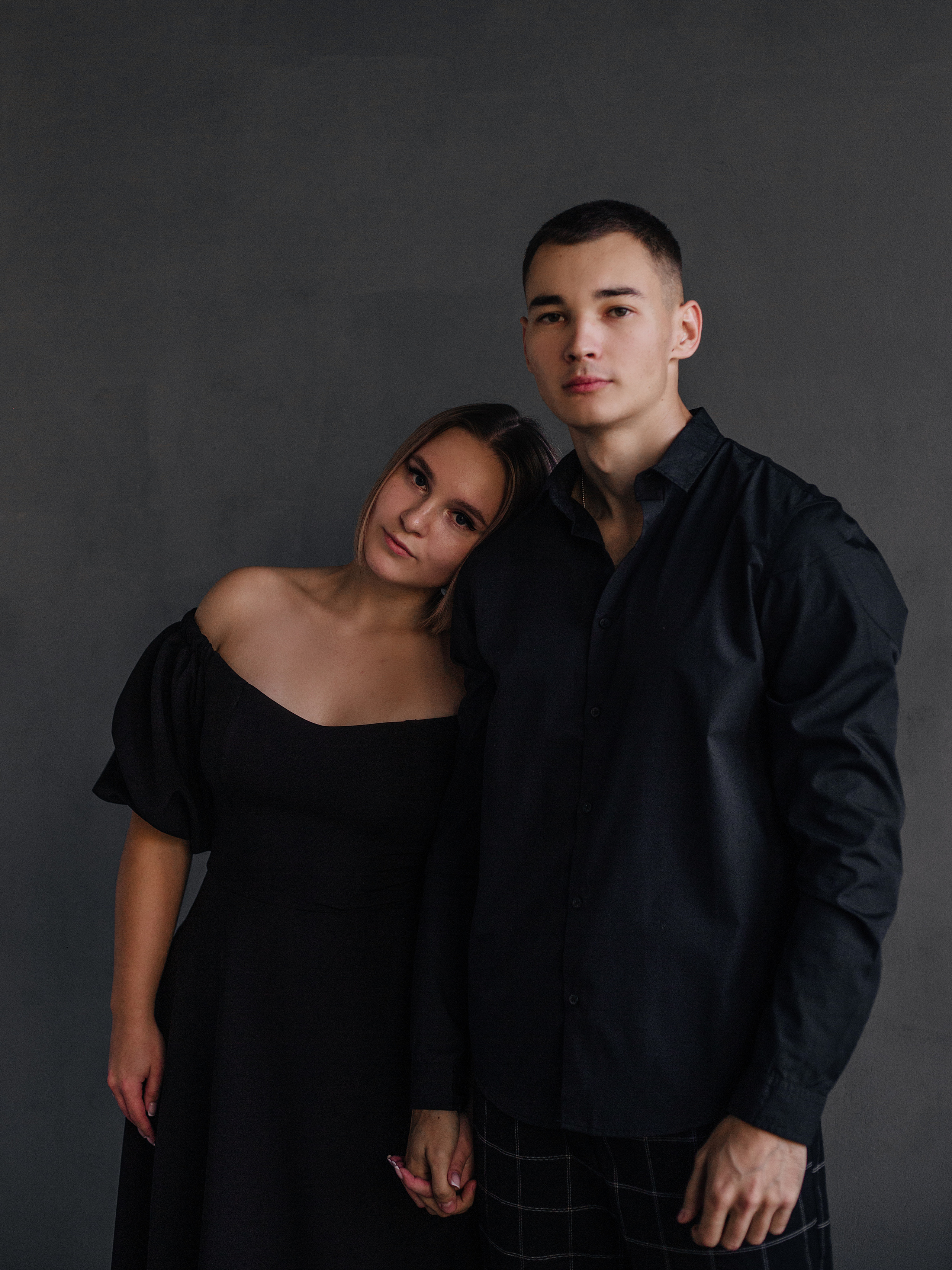 Предсвадебная съемка пары в темной фотостудии Челябинска. Свадебный фотограф Челябинск Зиненко Виктория