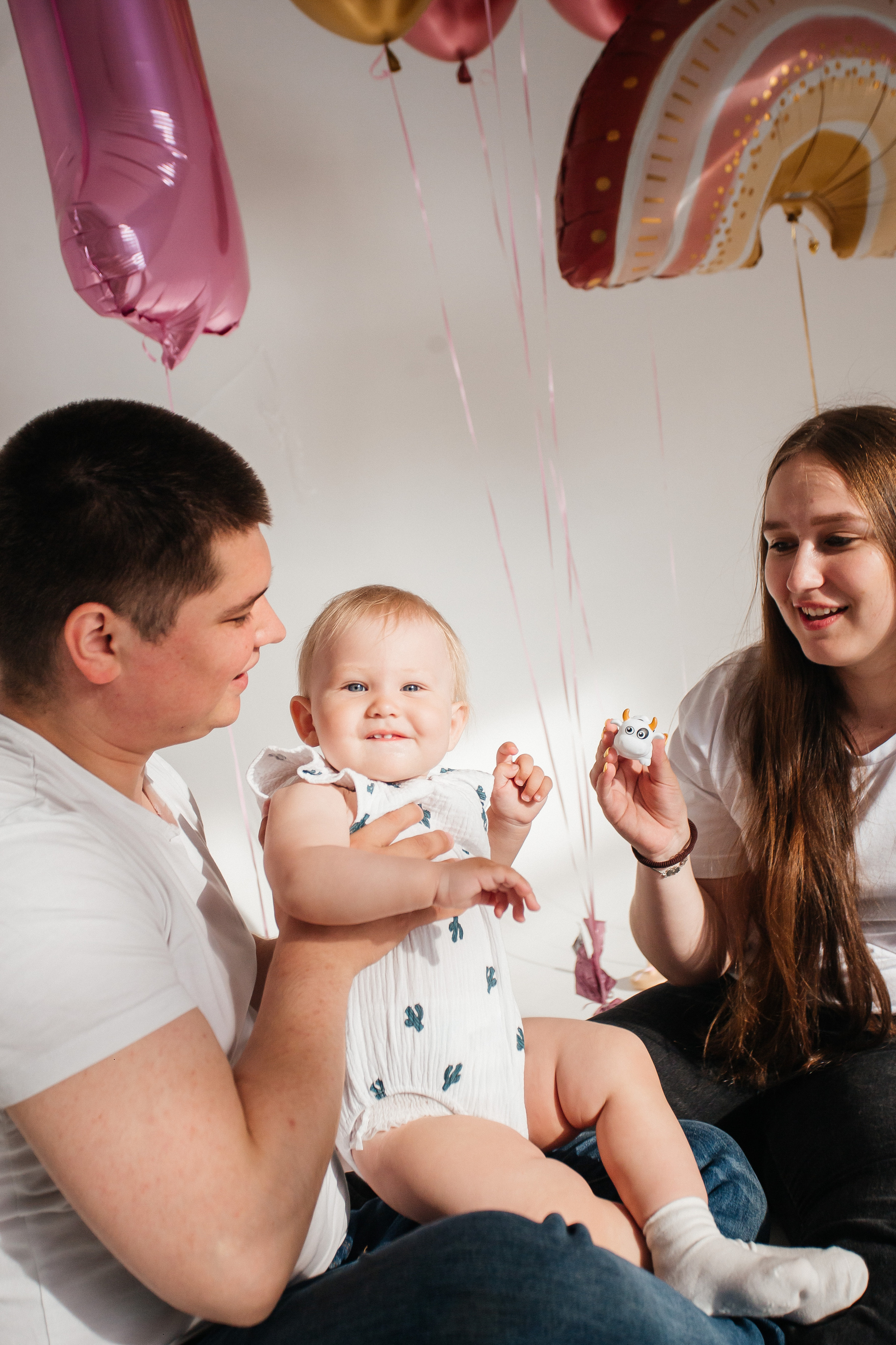 Фотосессия в честь годика Софии в фотостудии Челябинска. Свадебный фотограф Челябинск Зиненко Виктория