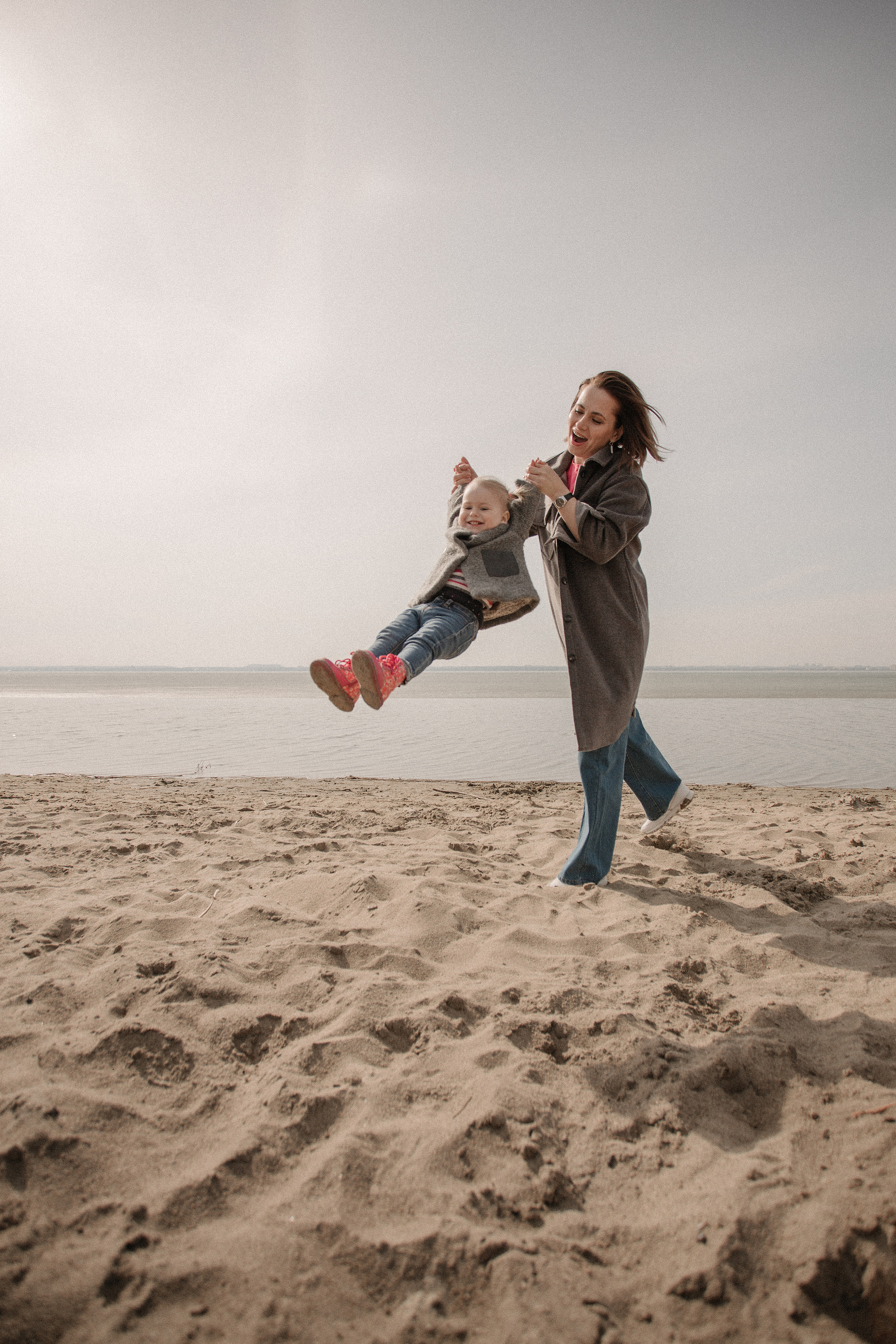 Прогулочная фотосессия мамы и дочери на берегу озера Смолино. Свадебный фотограф Челябинск Зиненко Виктория