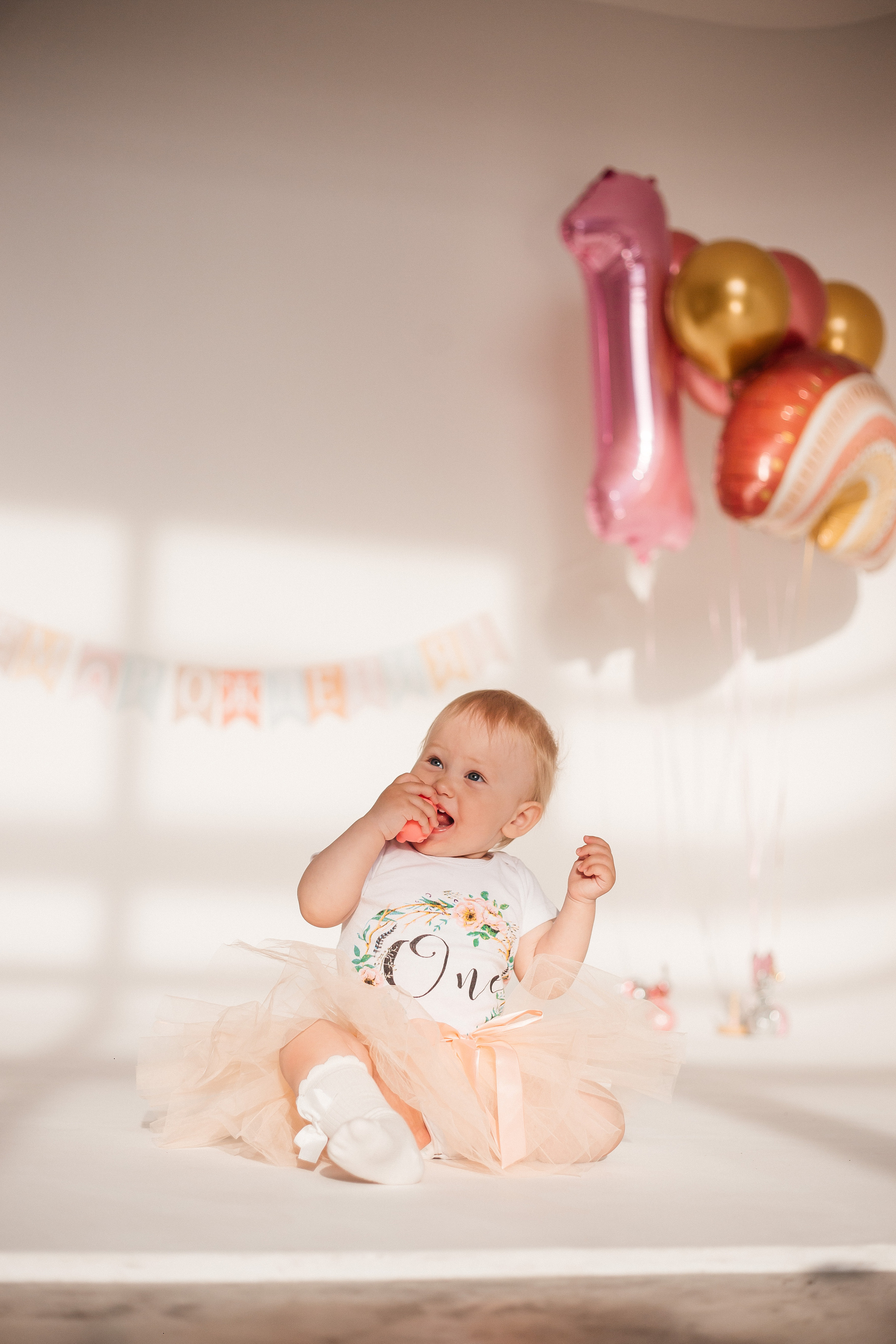 Фотосессия в честь годика Софии в фотостудии Челябинска. Свадебный фотограф Челябинск Зиненко Виктория