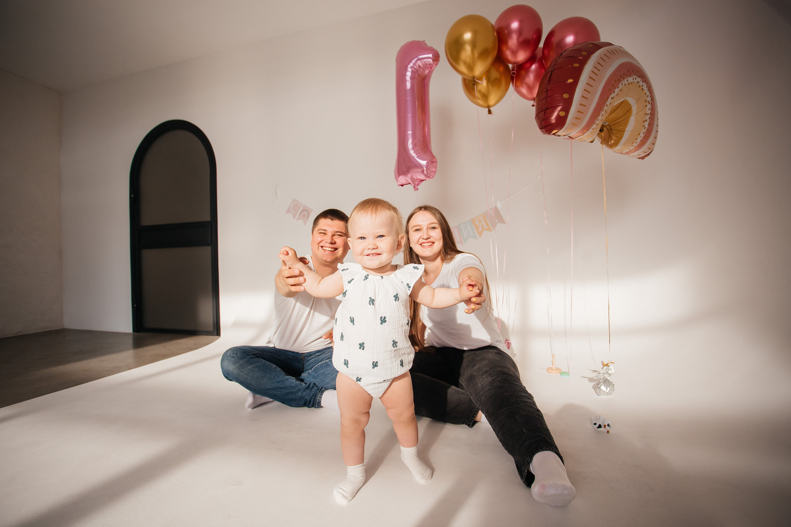 Фотосессия в честь годика Софии в фотостудии Челябинска. Свадебный фотограф Челябинск Зиненко Виктория