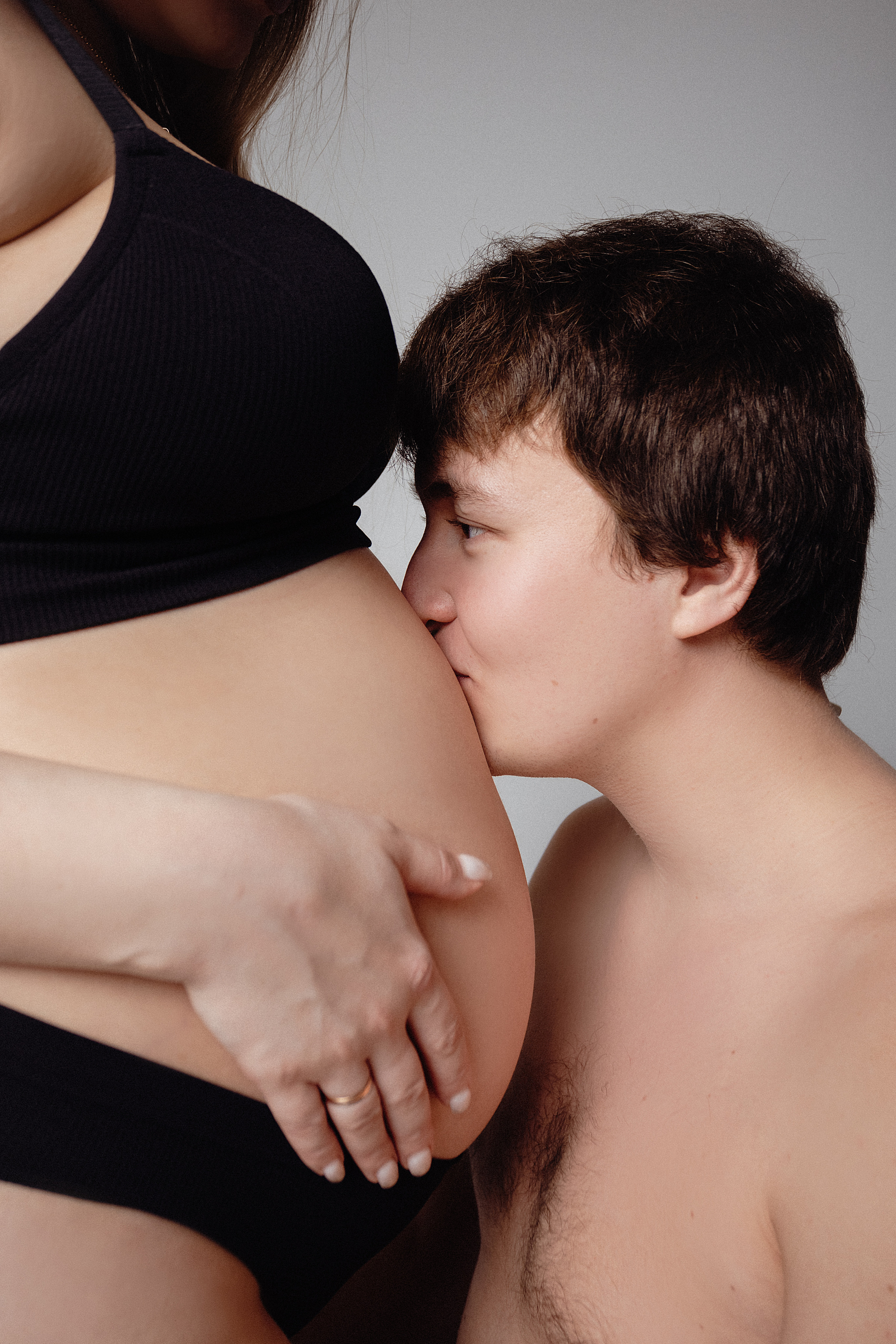 Фотостудия беременности для пары в минималистичной студии. Свадебный фотограф Челябинск Зиненко Виктория