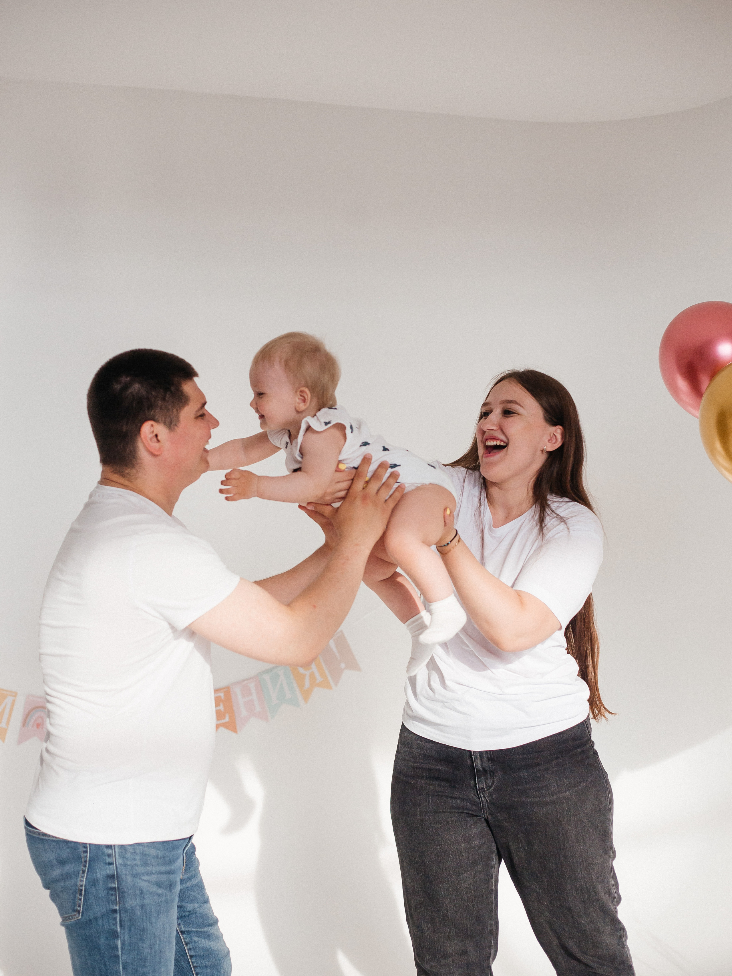 Фотосессия в честь годика Софии в фотостудии Челябинска. Свадебный фотограф Челябинск Зиненко Виктория