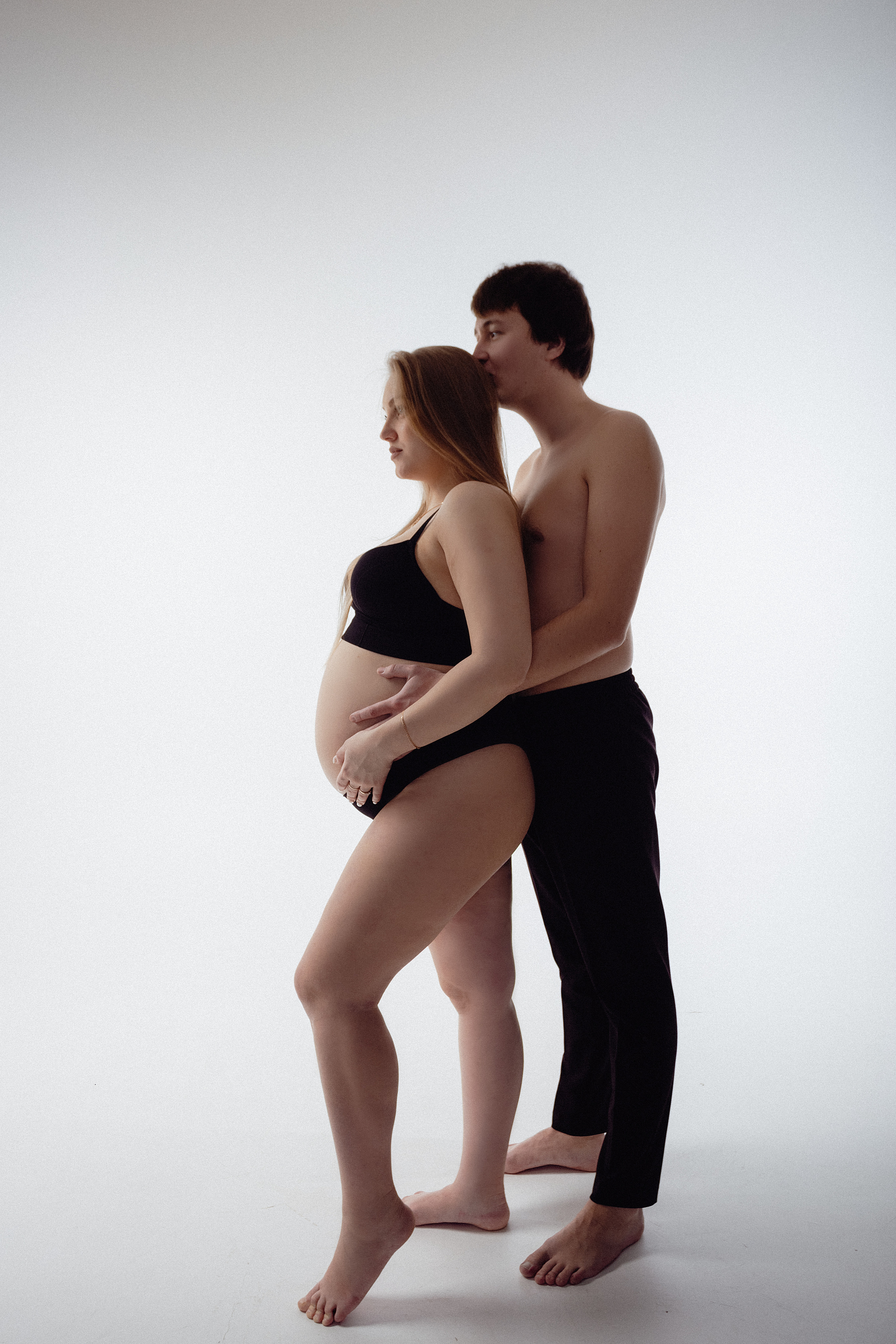 Фотостудия беременности для пары в минималистичной студии. Свадебный фотограф Челябинск Зиненко Виктория