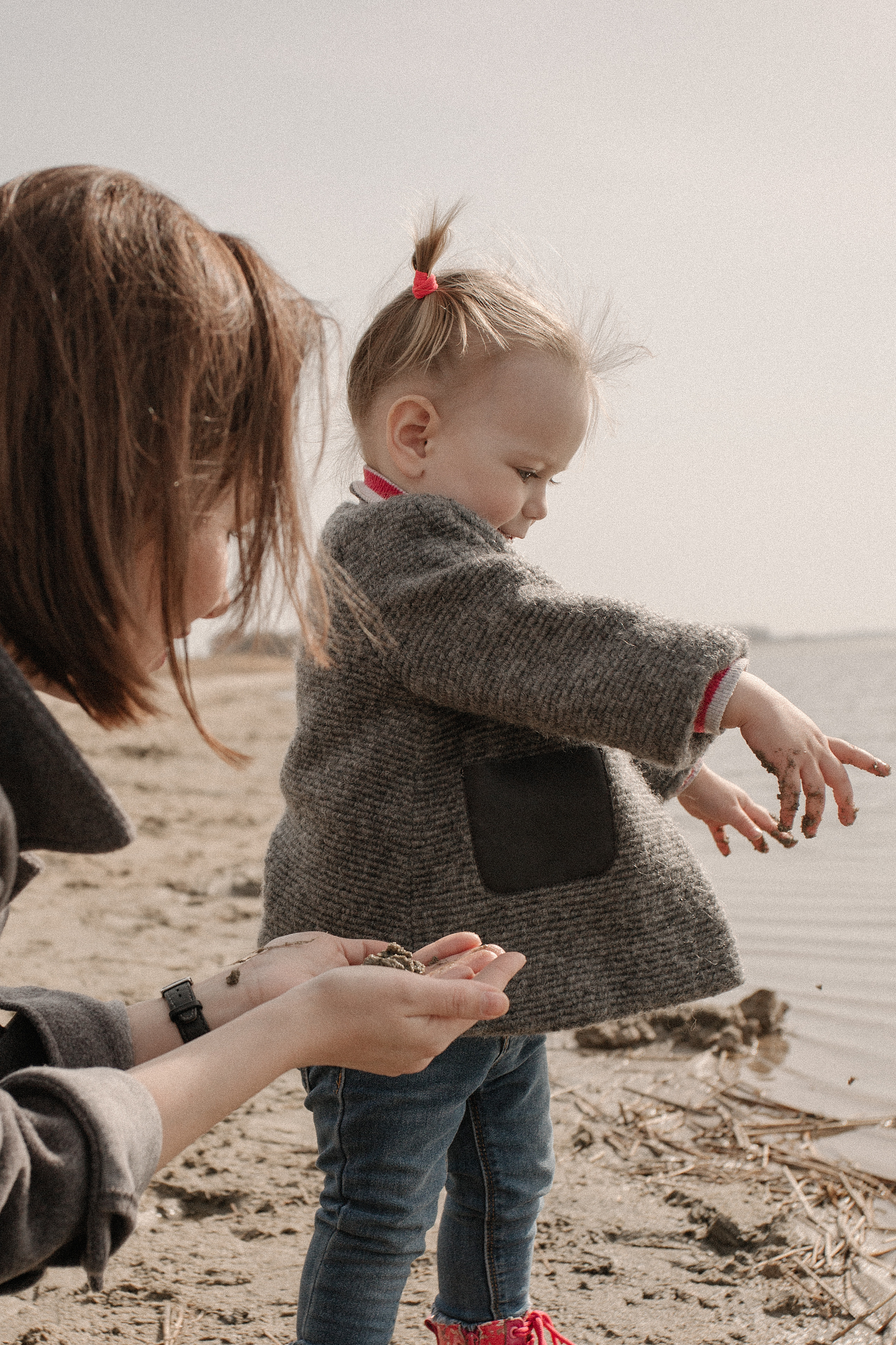 Прогулочная фотосессия мамы и дочери на берегу озера Смолино. Свадебный фотограф Челябинск Зиненко Виктория