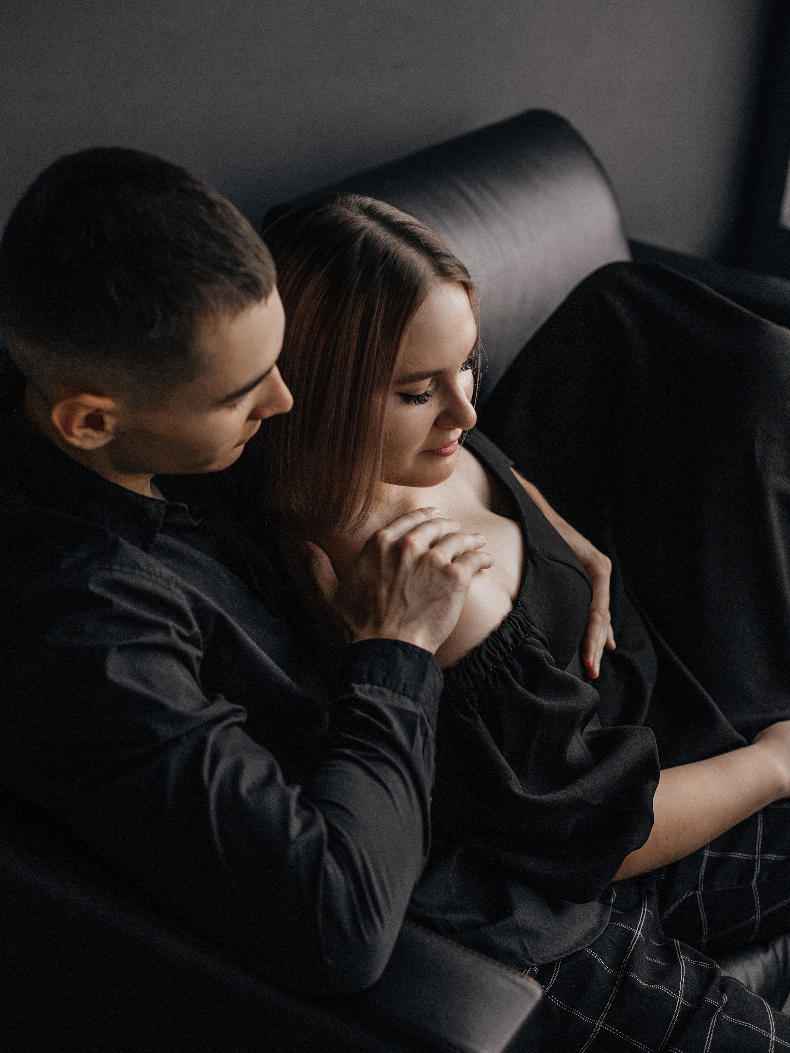 Предсвадебная съемка пары в темной фотостудии Челябинска. Свадебный фотограф Челябинск Зиненко Виктория