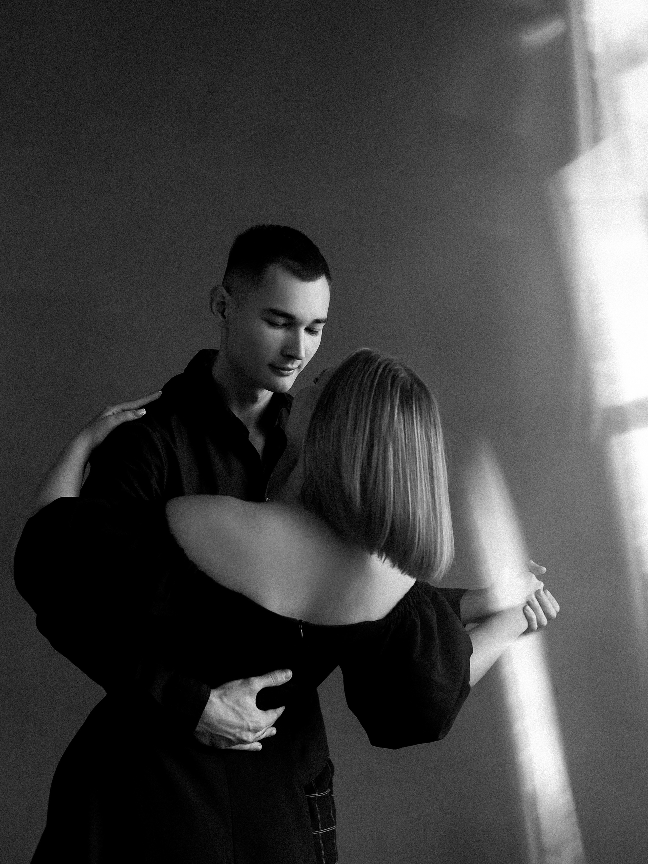 Предсвадебная съемка пары в темной фотостудии Челябинска. Свадебный фотограф Челябинск Зиненко Виктория